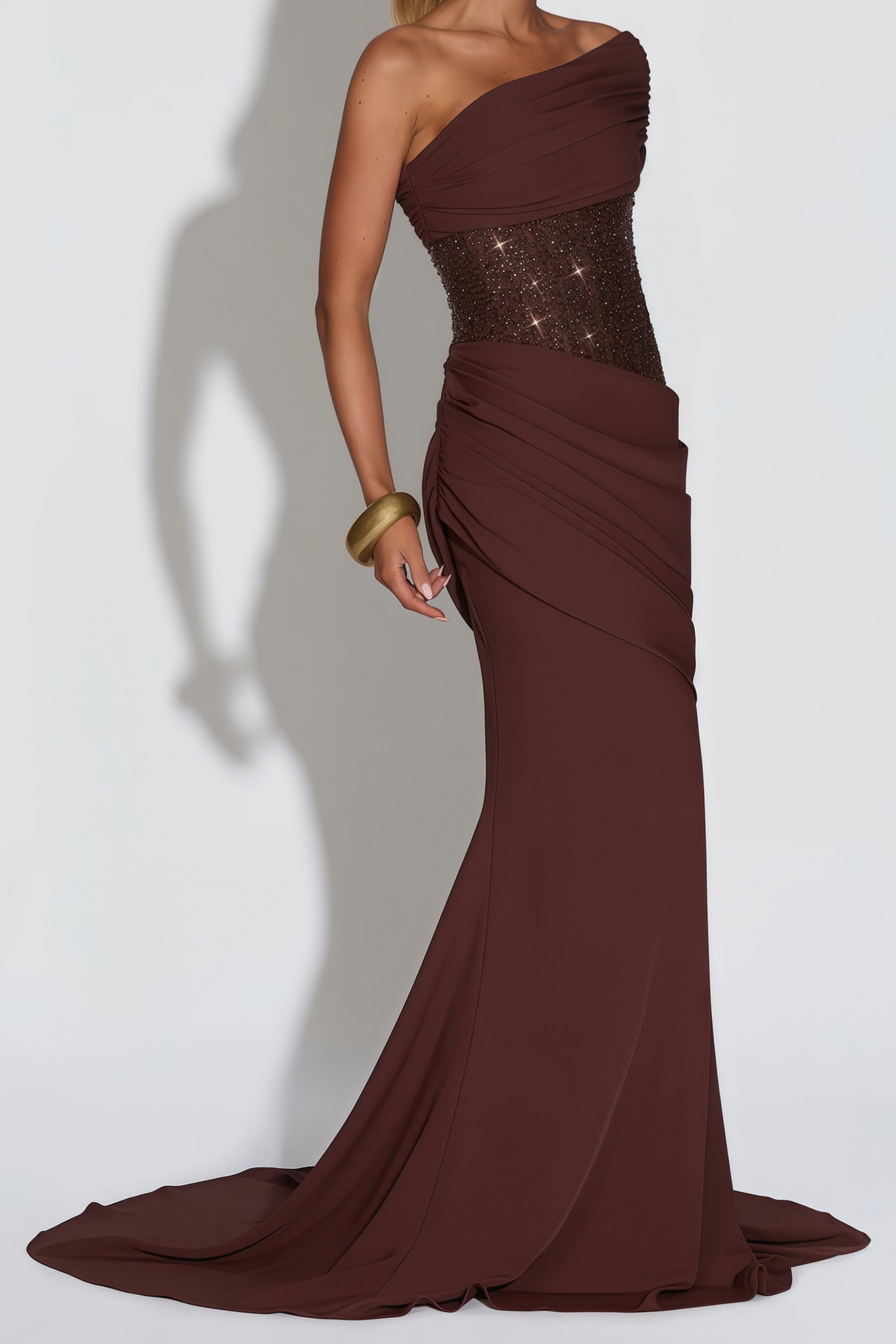 Vestido de novia maxi asimétrico de lentejuelas en color marrón con drapeado y diseño elegante.
