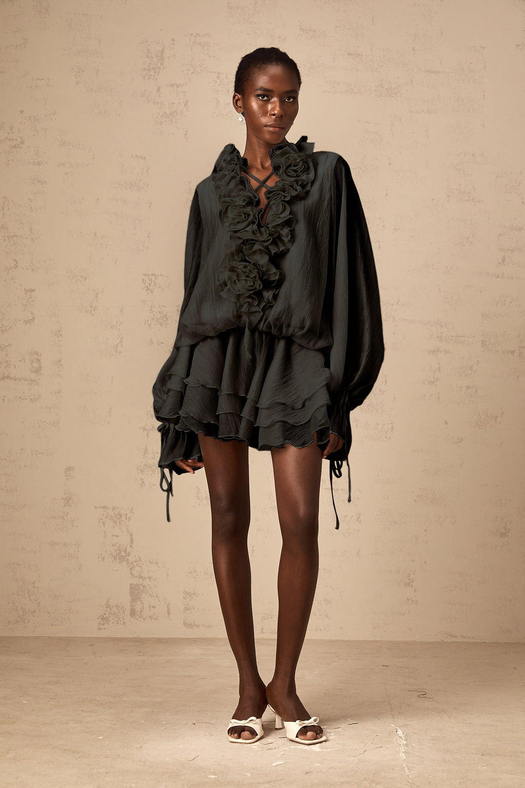 Vestido mini de noche Zéphyrine con apliques florales en negro, vestido de vuelo y estilo elegante para mujer.