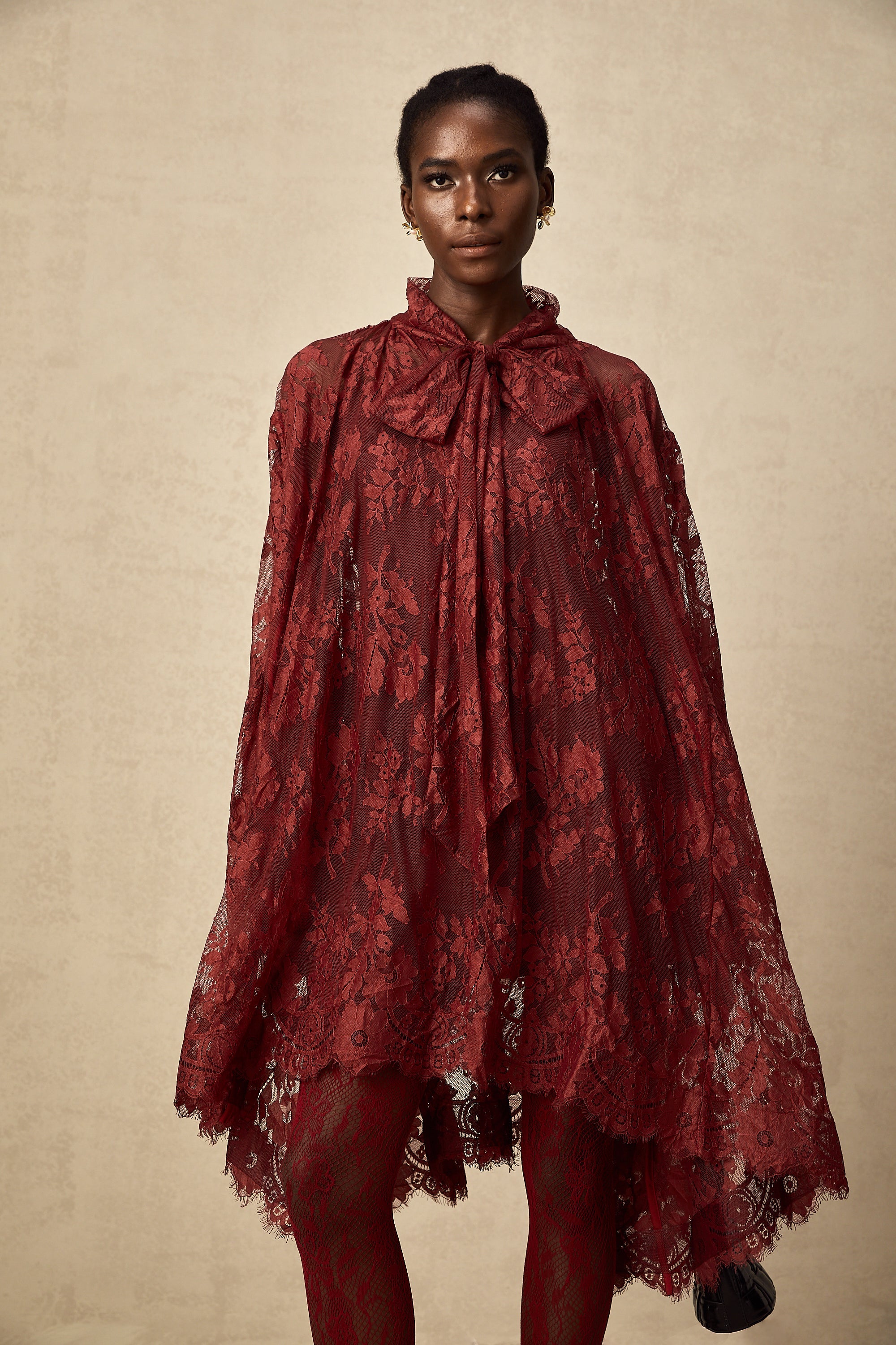 Vestido oversize rojo con encaje de chantilly y estilo suelto, diseñado por Final Sale, para un look elegante y cómodo.