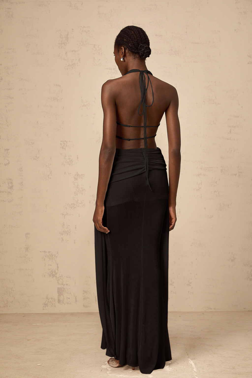 Vestido maxi halterneck sin mangas en negro de Final Sale, vestido largo y sin espalda con diseño elegante y ajustado.