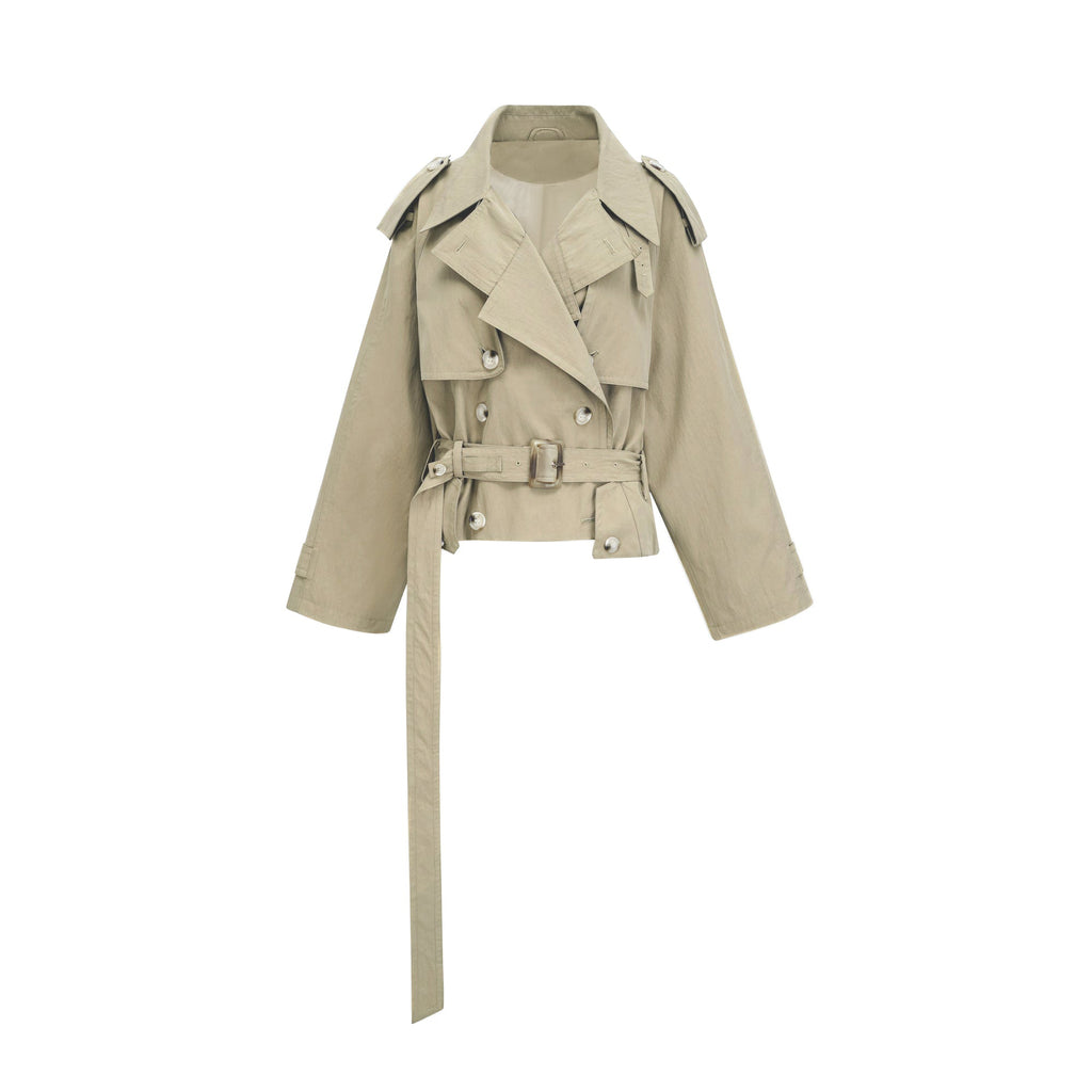 Abrigo trench de cintura con cinturón de la marca Bridal, en color neutro, mostrado en una modelo con estilo elegante y clásico.