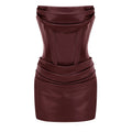 Vestido bodycon mini de cuero con drapeado Agnes Brown, ajuste ceñido y estilo elegante en color marrón oscuro.