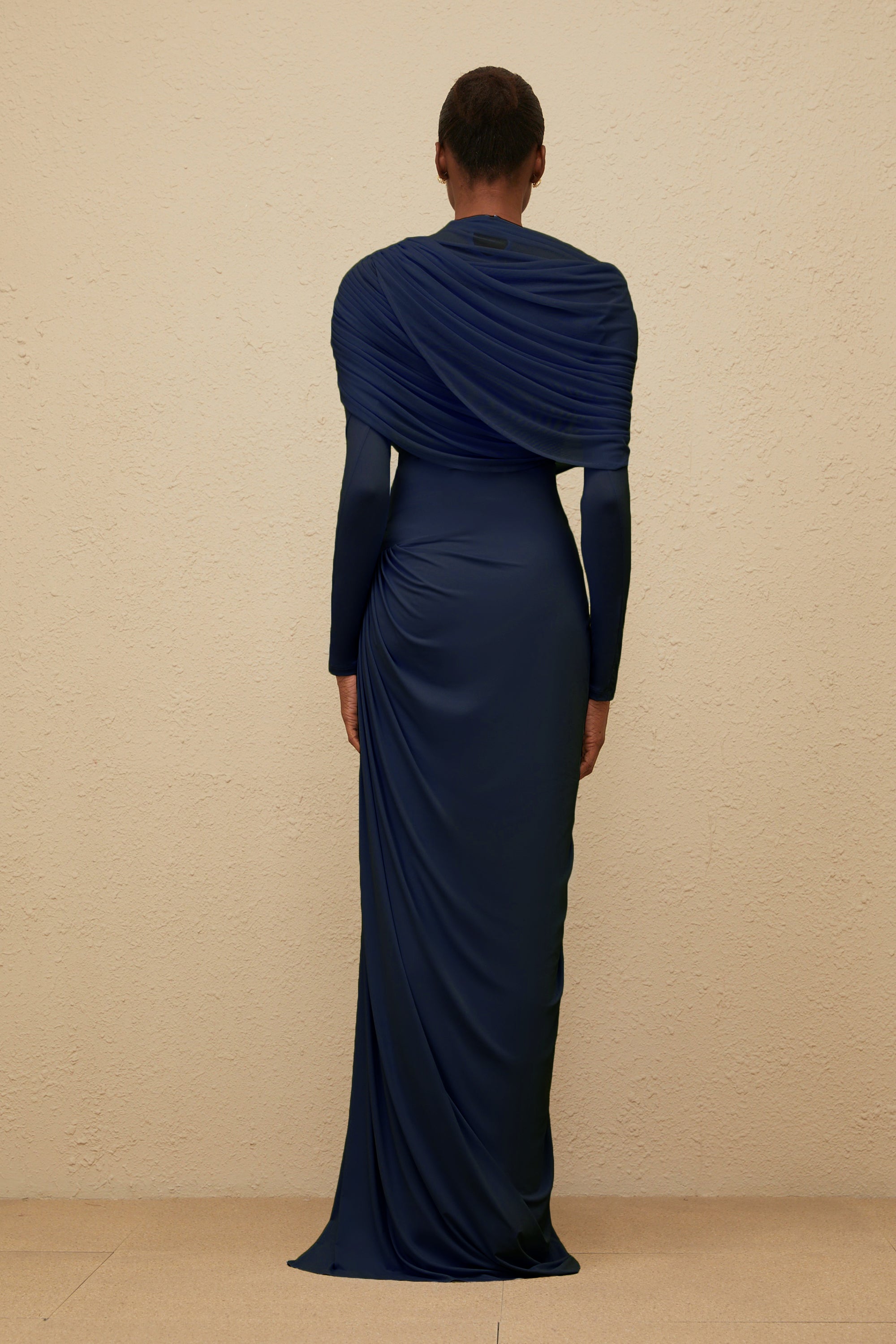 Vestido largo asimétrico azul marino con plisados y mangas largas de la marca Final Sale, para ocasiones elegantes.