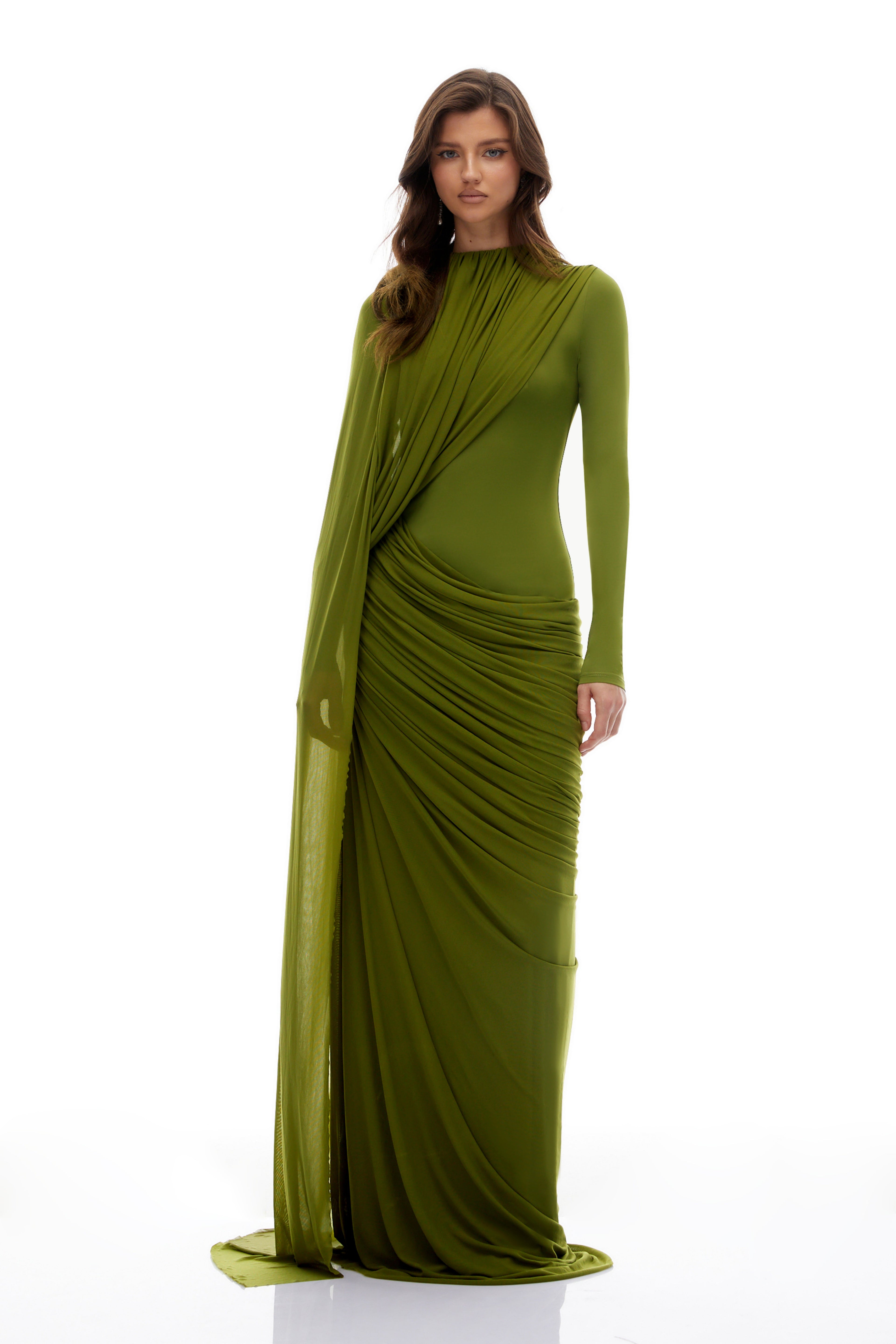Vestido maxi asimétrico de novia Emilia en color verde con cinta drapeada y diseño elegante, vista frontal del vestido.