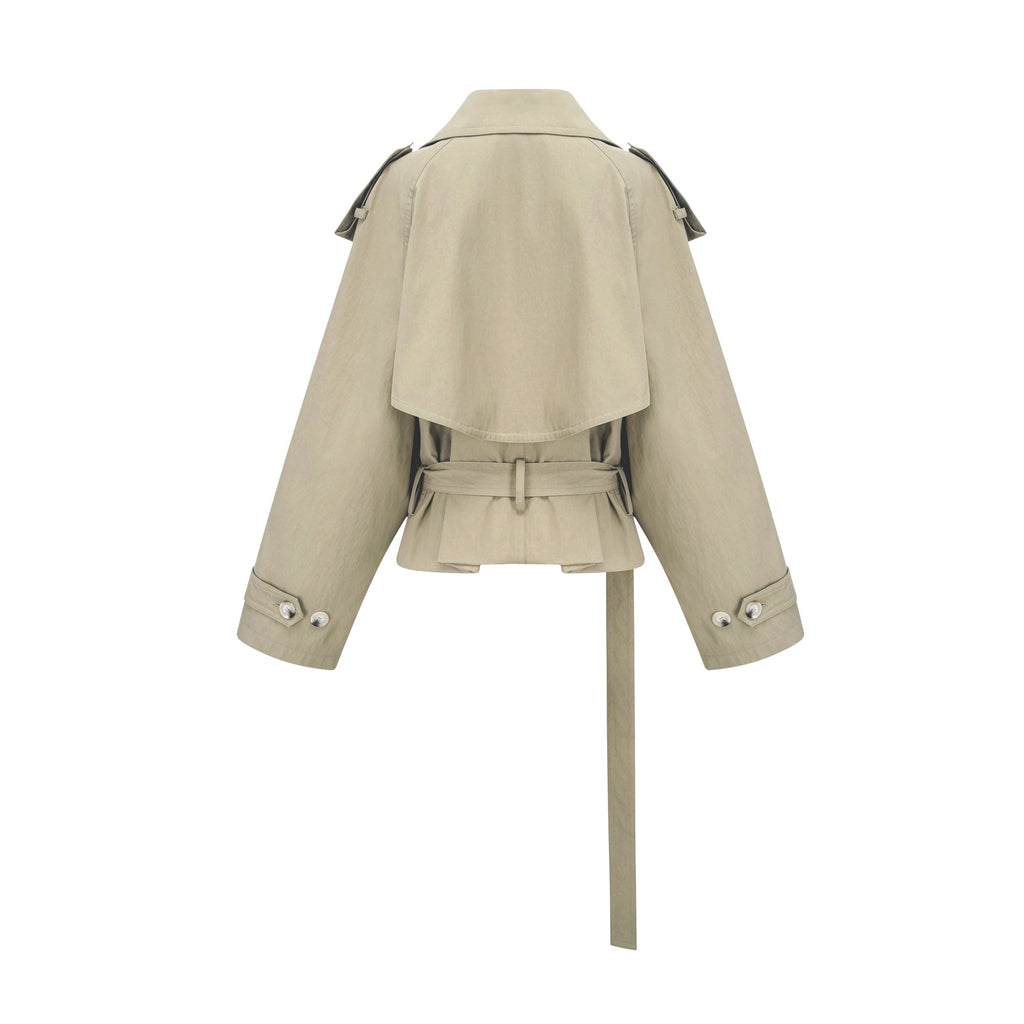 Abrigo trench con cinturón de la marca Bridal, de corte clásico, en color neutro, con solapa y bolsillos laterales.