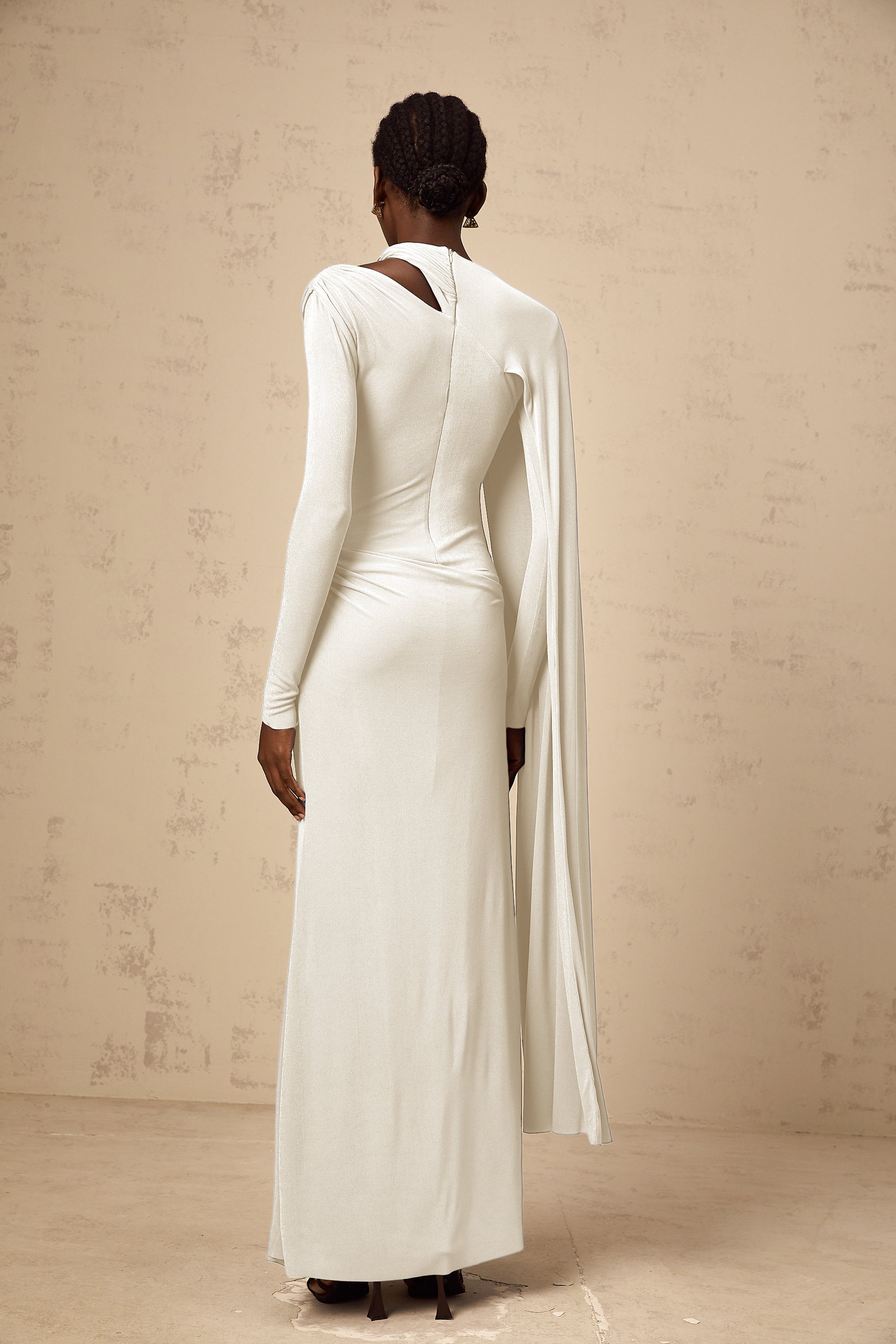 Vestido largo ajustado Josette White con chal diagonal, estilo maxi y diseño elegante para ocasiones especiales.