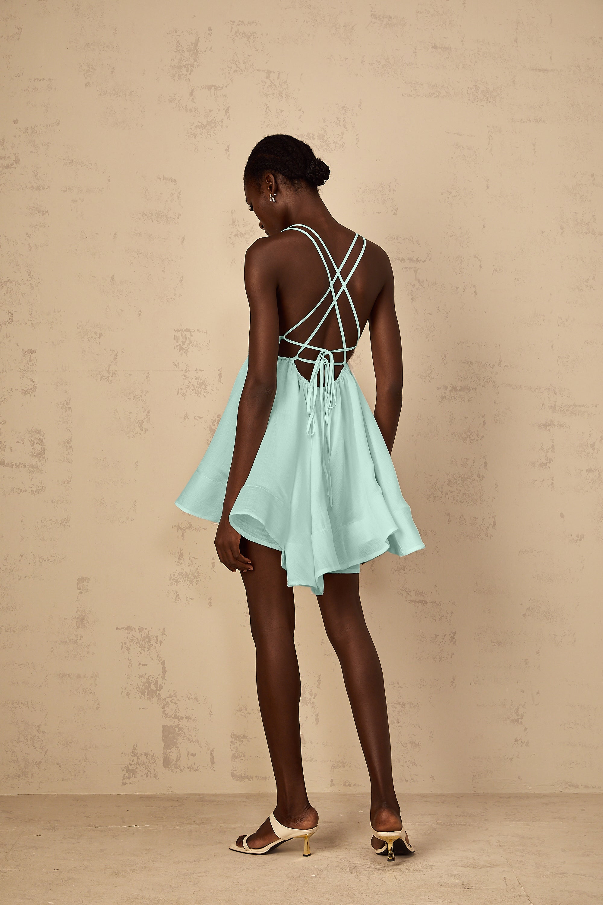 Vestido mini verde con frunces y volantes de la marca Final Sale, estilo quincie, en tela ligera y diseño femenino.