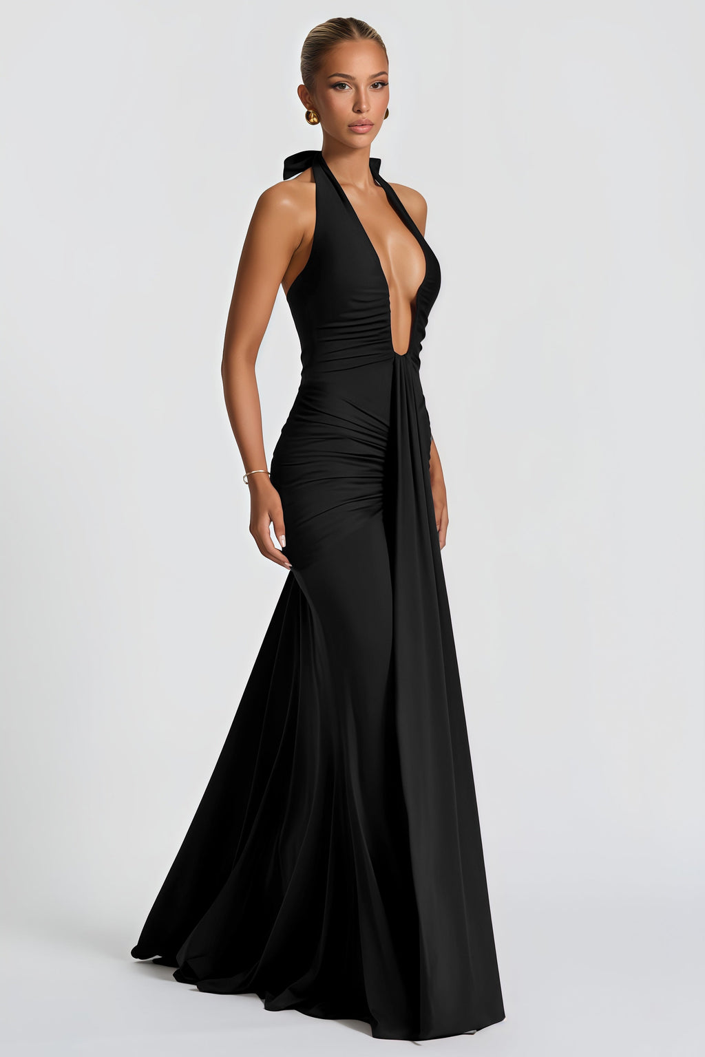 Vestido maxi ajustado con cuello halter y fruncido de la marca Final Sale, en color neutro, mostrando el diseño elegante y fluido.