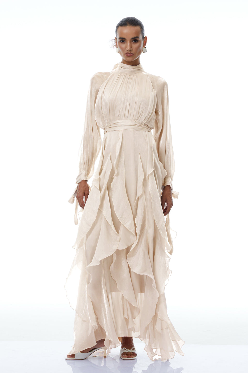 Vestido maxi plisado y ruffled Zélie Neutral Glossy de Final Sale, con acabado brillante y diseño elegante, en color neutro.
