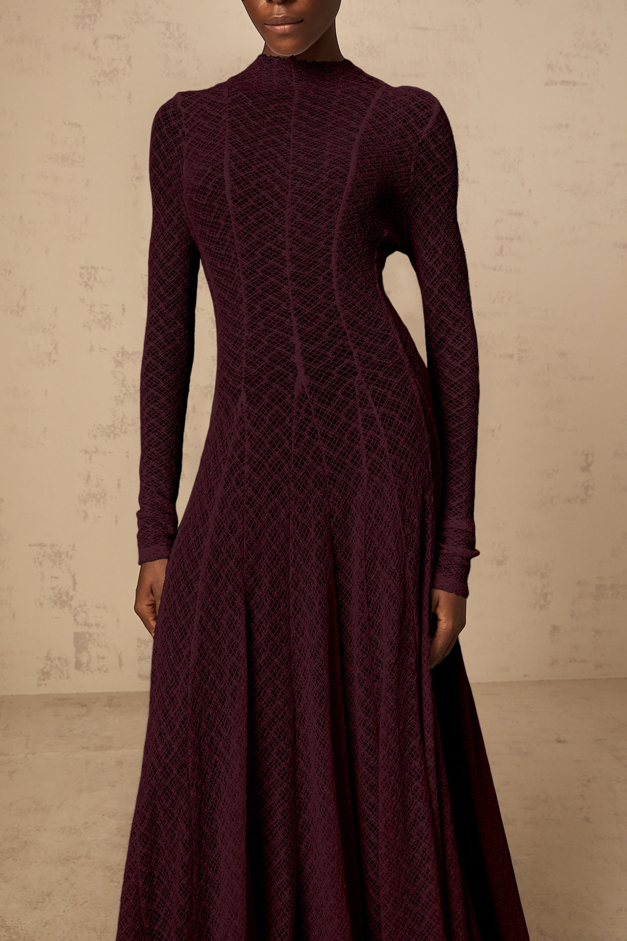 Vestido largo de encaje con patrón ondulado en rojo de la marca Final Sale, con diseño maxi y detalles elegantes.