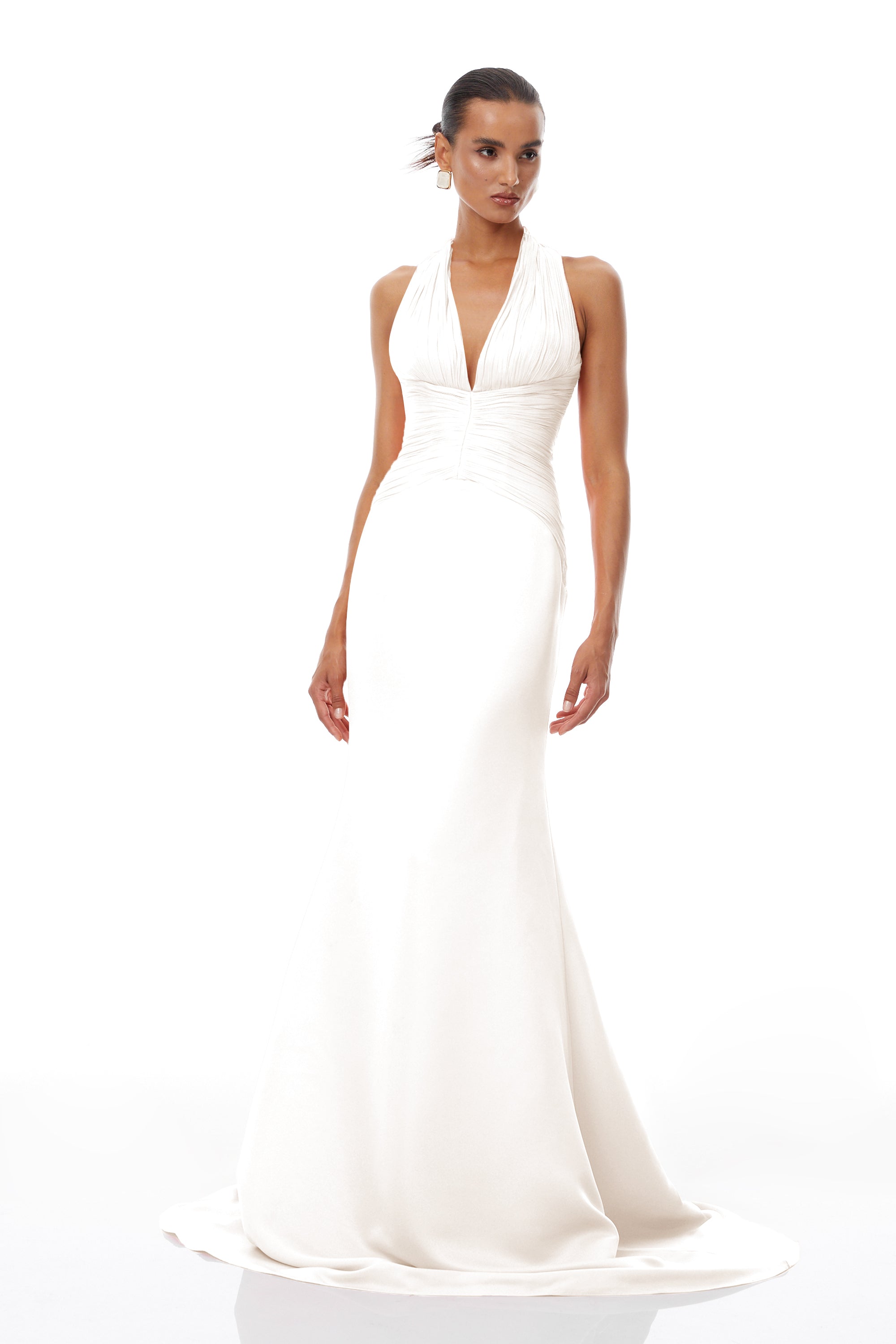 Vestido largo maxi blanco con diseño de tren y detalles fruncidos de la marca Final Sale, vista frontal sobre fondo neutro.
