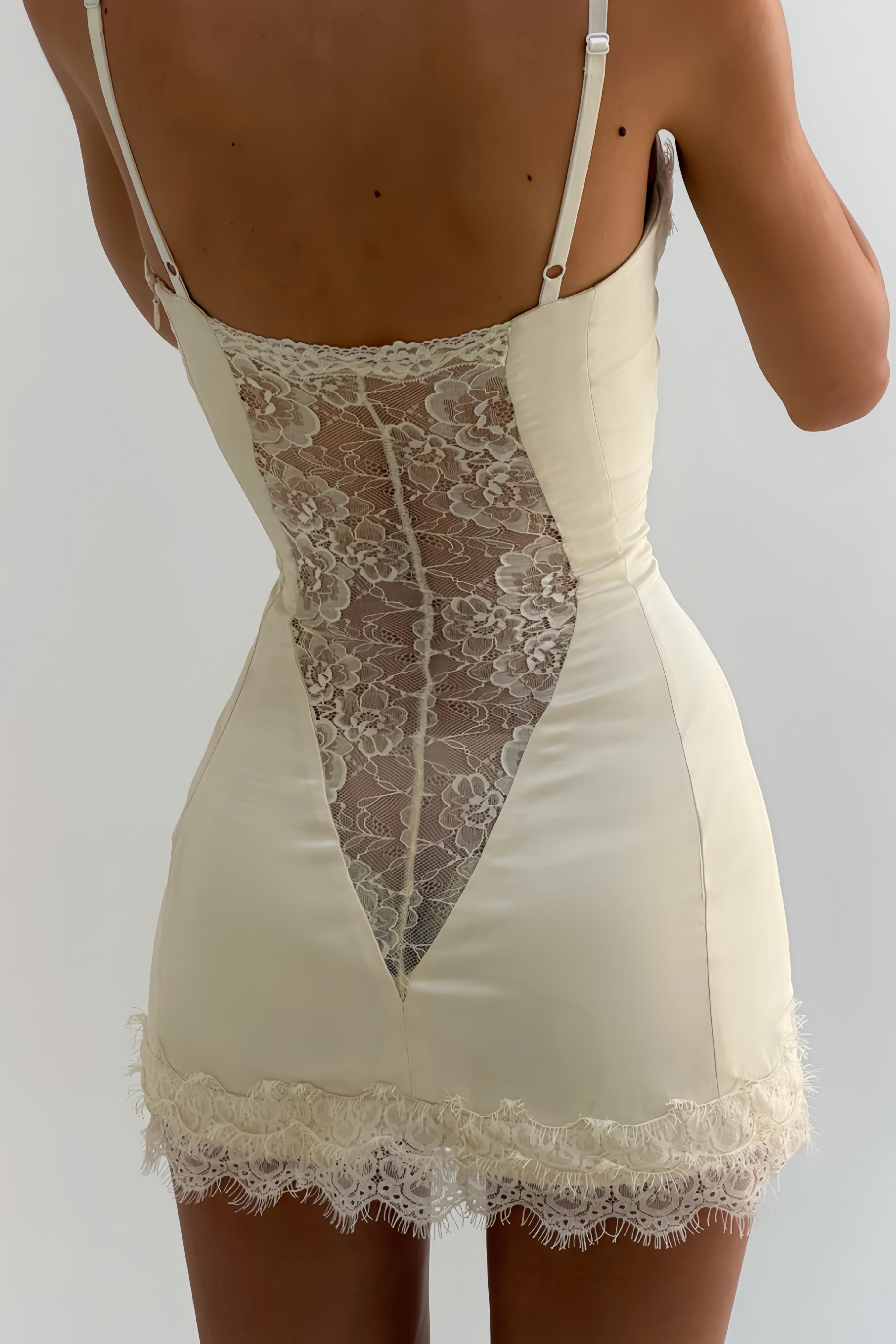 Vestido mini de satén blanco Juliette de MRNewyork con paneles de encaje, elegante y sofisticado para ocasiones especiales.