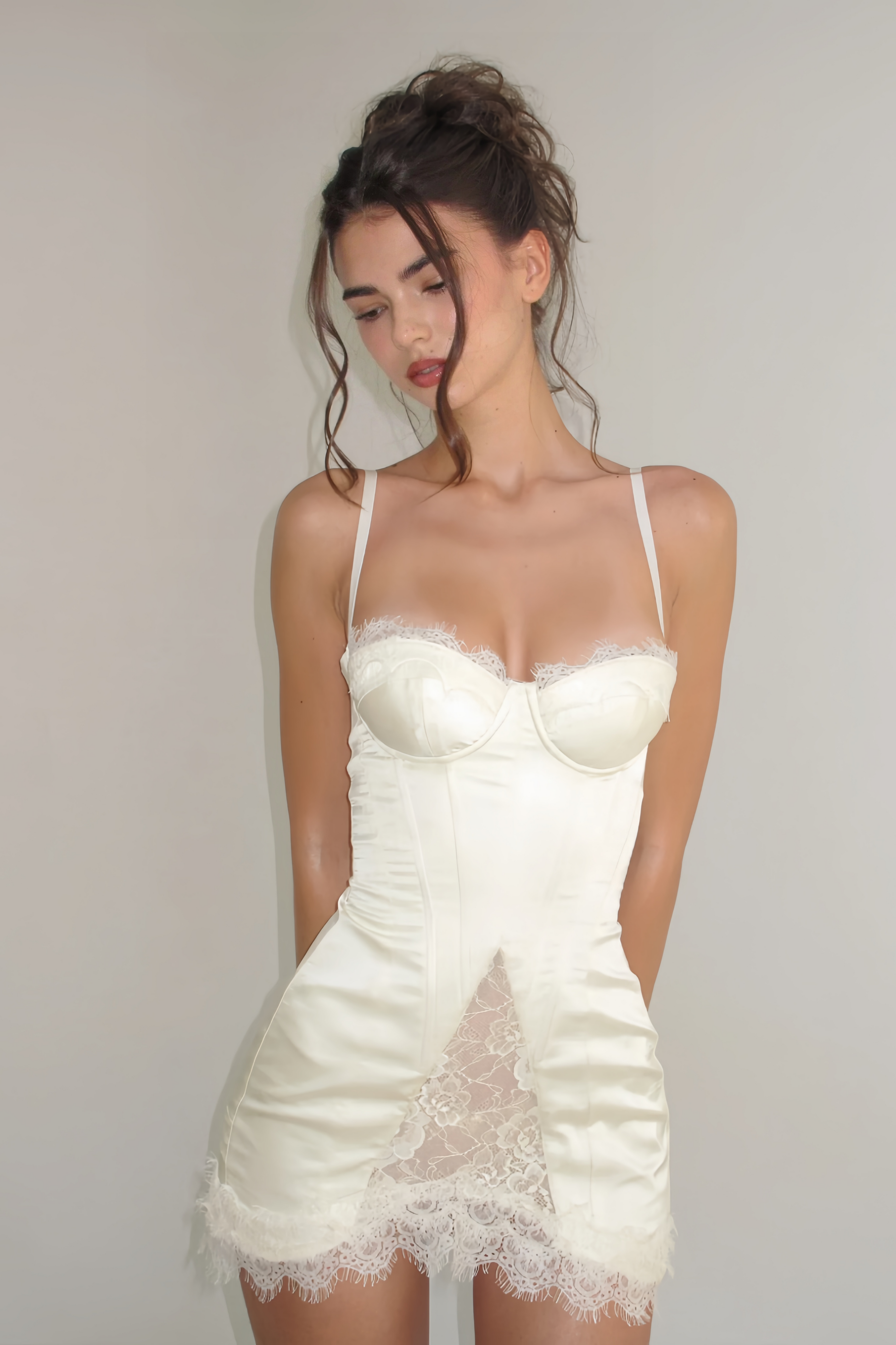 Vestido mini de satén blanco Juliette con encajes, vestido elegante de MRNewyork para ocasiones especiales, estilo sofisticado.