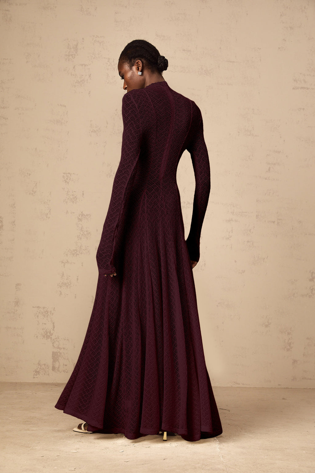 Vestido largo de encaje con patrón ondulado en rojo de la marca Final Sale, diseño elegante y femenino.