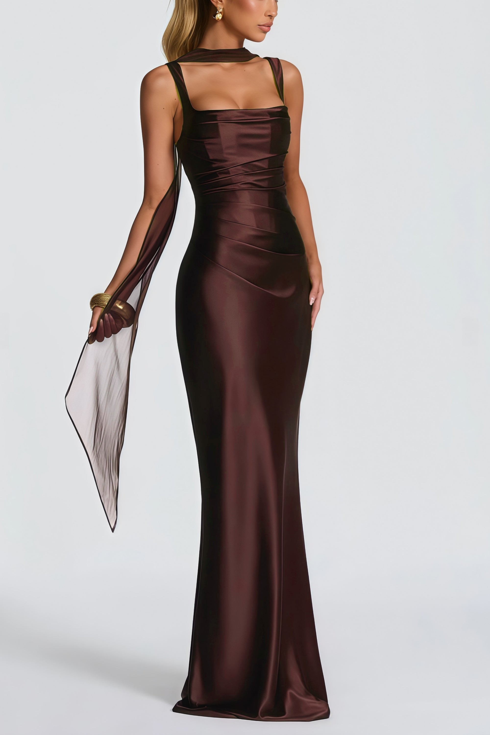 Vestido maxi de satén marrón con fruncido de Inmaculada, vestido largo elegante para ocasiones especiales.