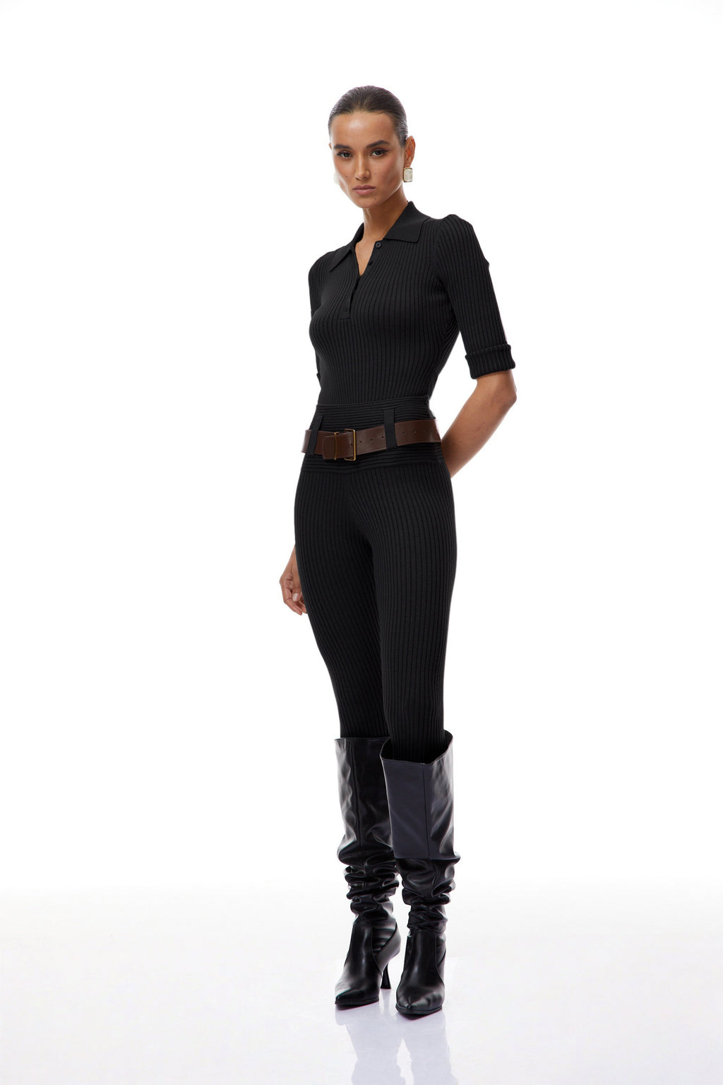 Conjunto de ropa de novia con body de punto acanalado negro y pantalones a juego, ideal para bodas y ocasiones especiales.