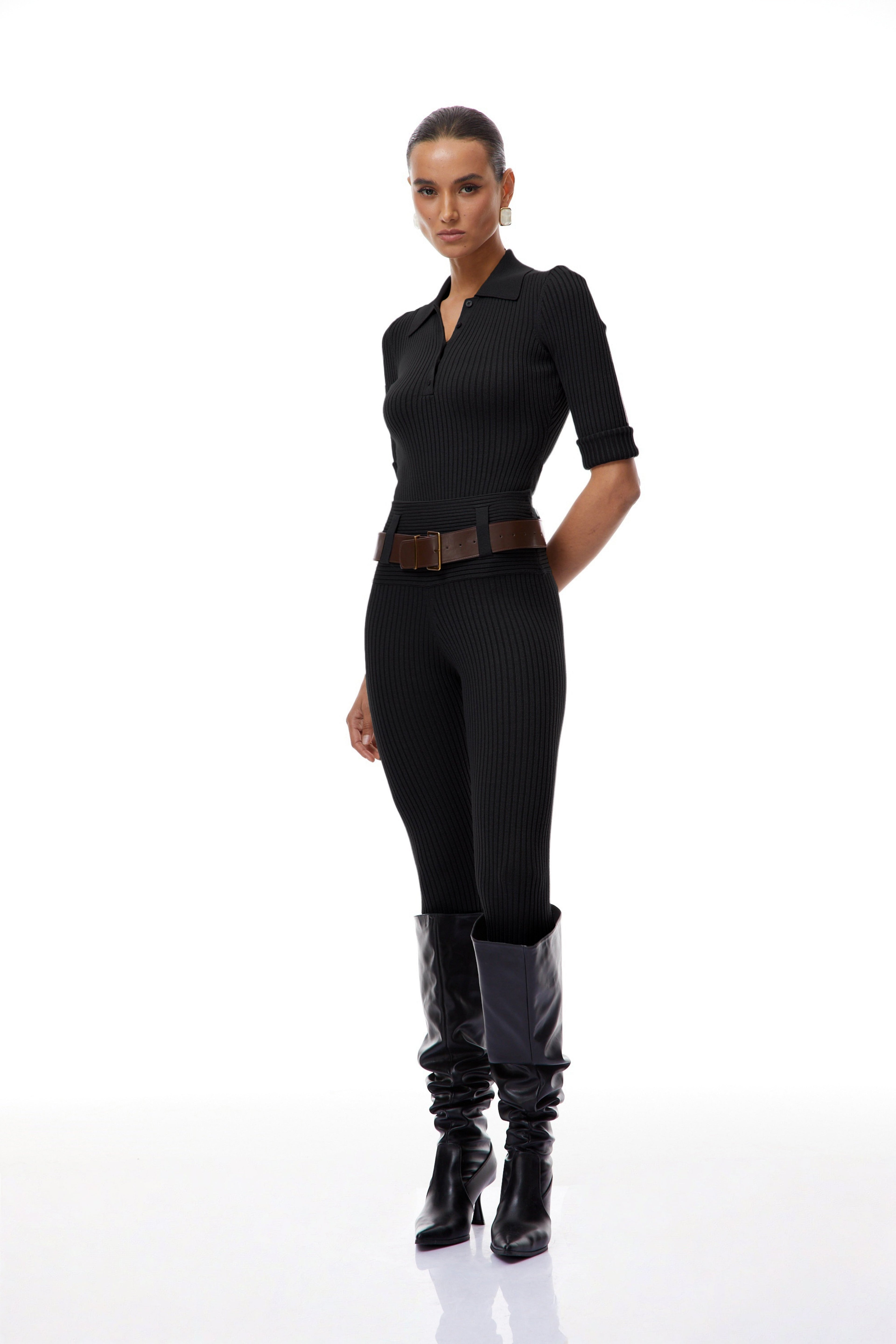Conjunto de ropa de novia con body de punto acanalado negro y pantalones a juego, ideal para bodas y ocasiones especiales.