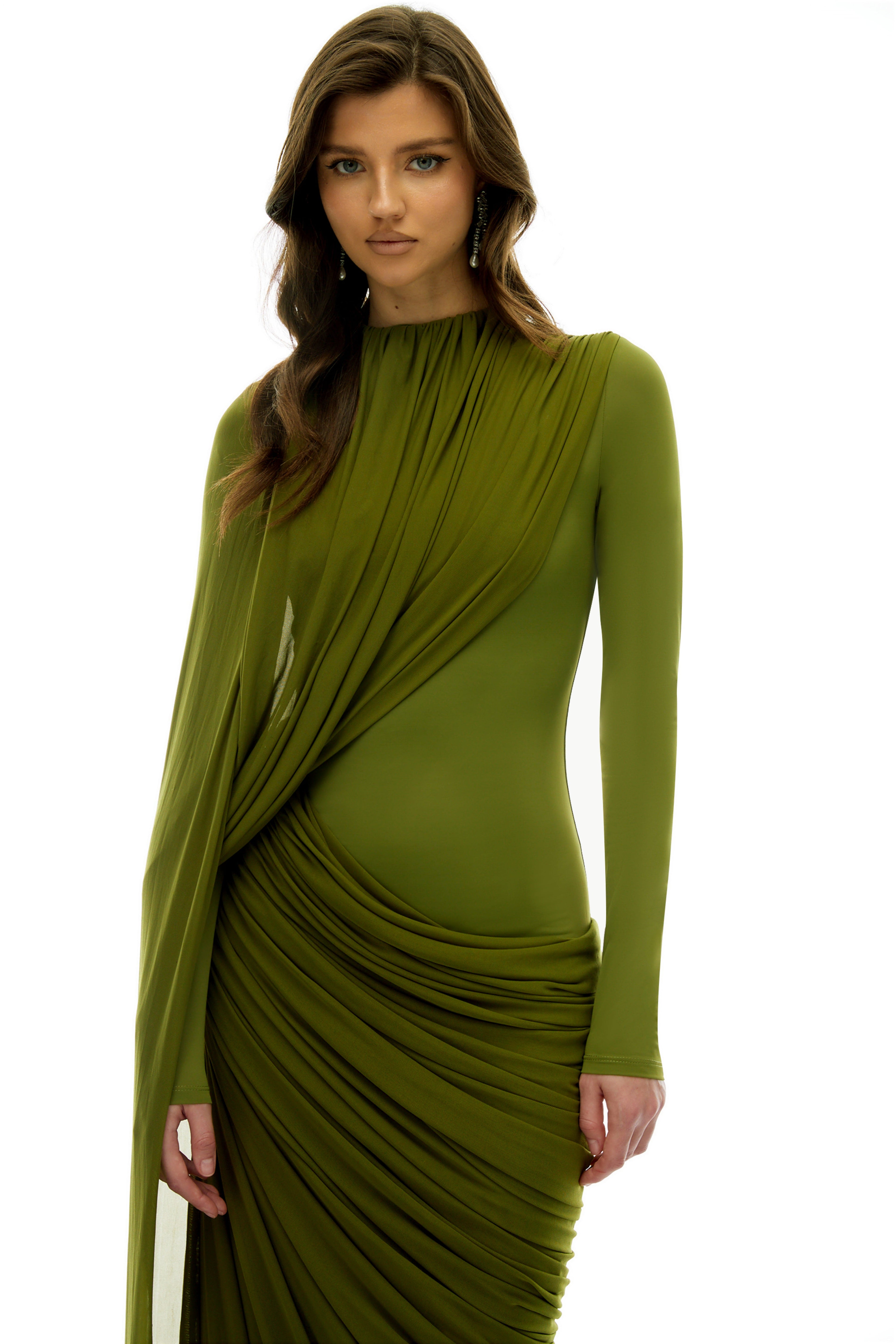 Vestido largo de novia Emilia verde con drapeado asimétrico y lazo, vestido de ceremonia con diseño elegante y fluido.