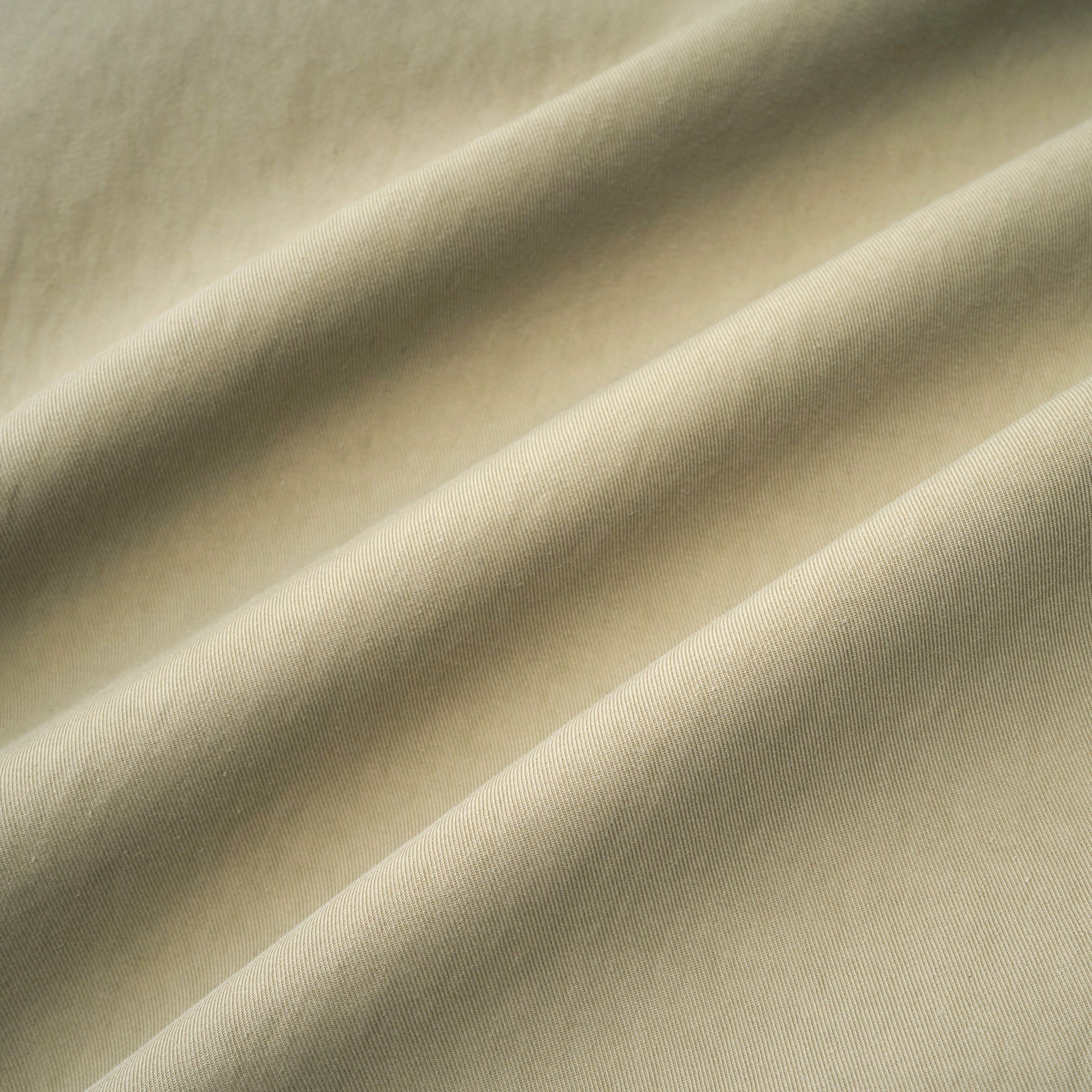 Abrigo trench con cinturón de la marca Bridal, diseño clásico y elegante en color neutro, vista frontal del producto.