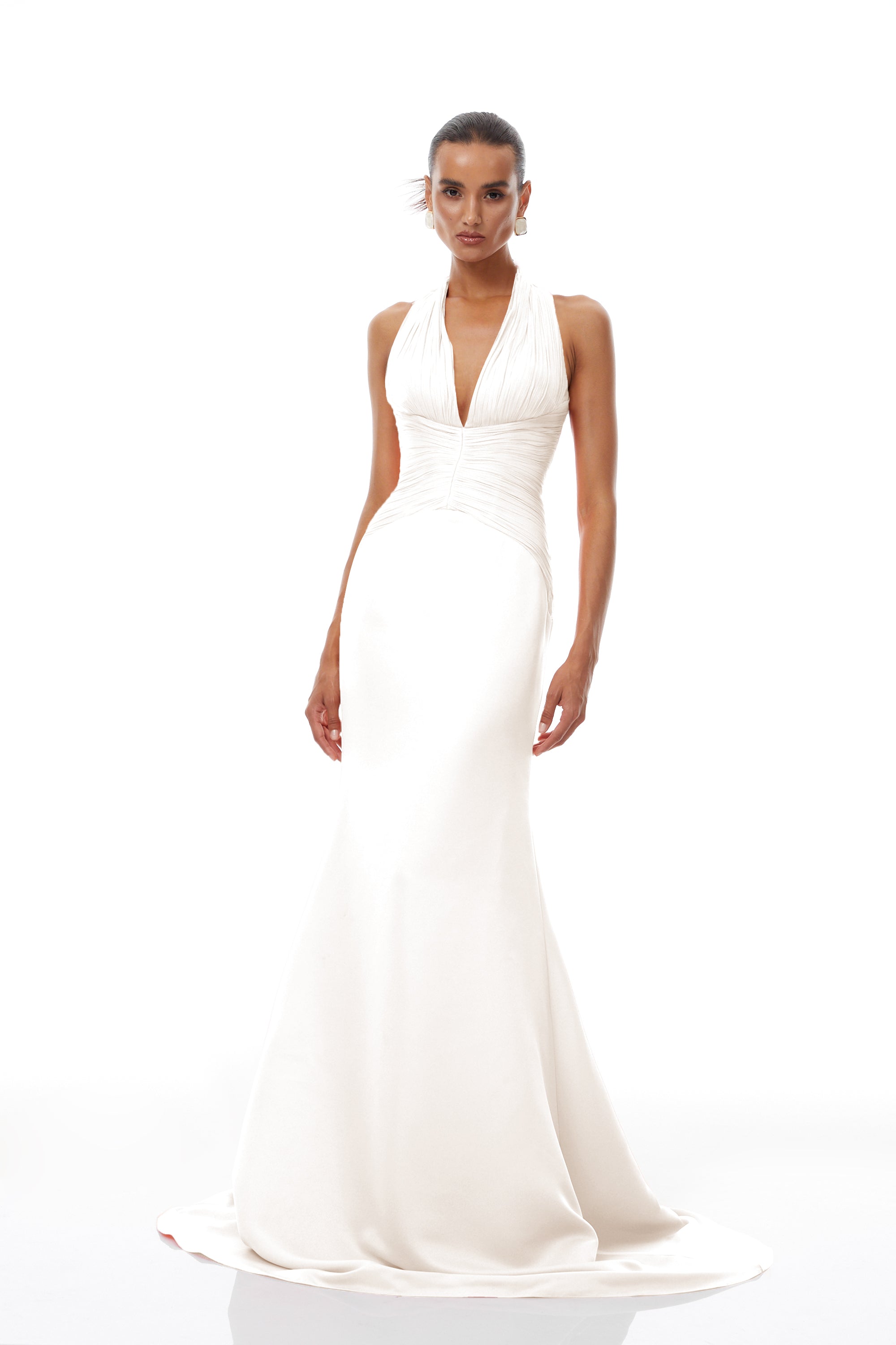 Vestido maxi blanco de Emmeline con diseño de trenes y acabado fruncido, ideal para ocasiones elegantes.