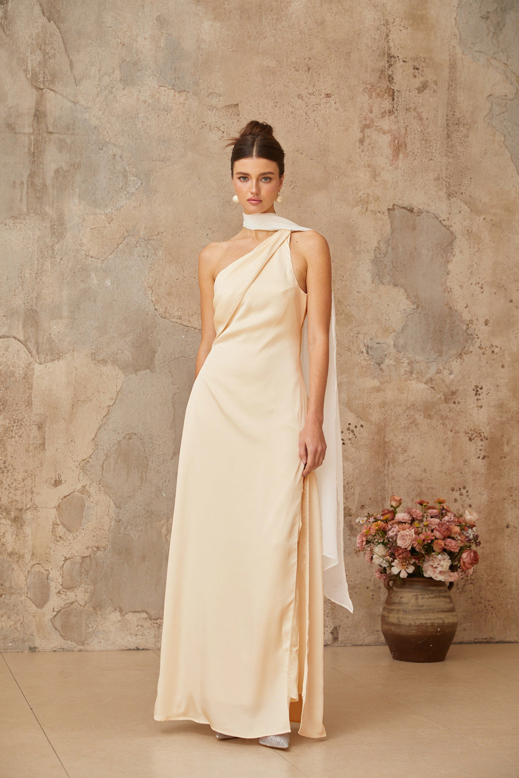 Vestido maxi de satén en diseño neutro Thérèse, estilo elegante y fluido, con detalles suaves y sofisticados.