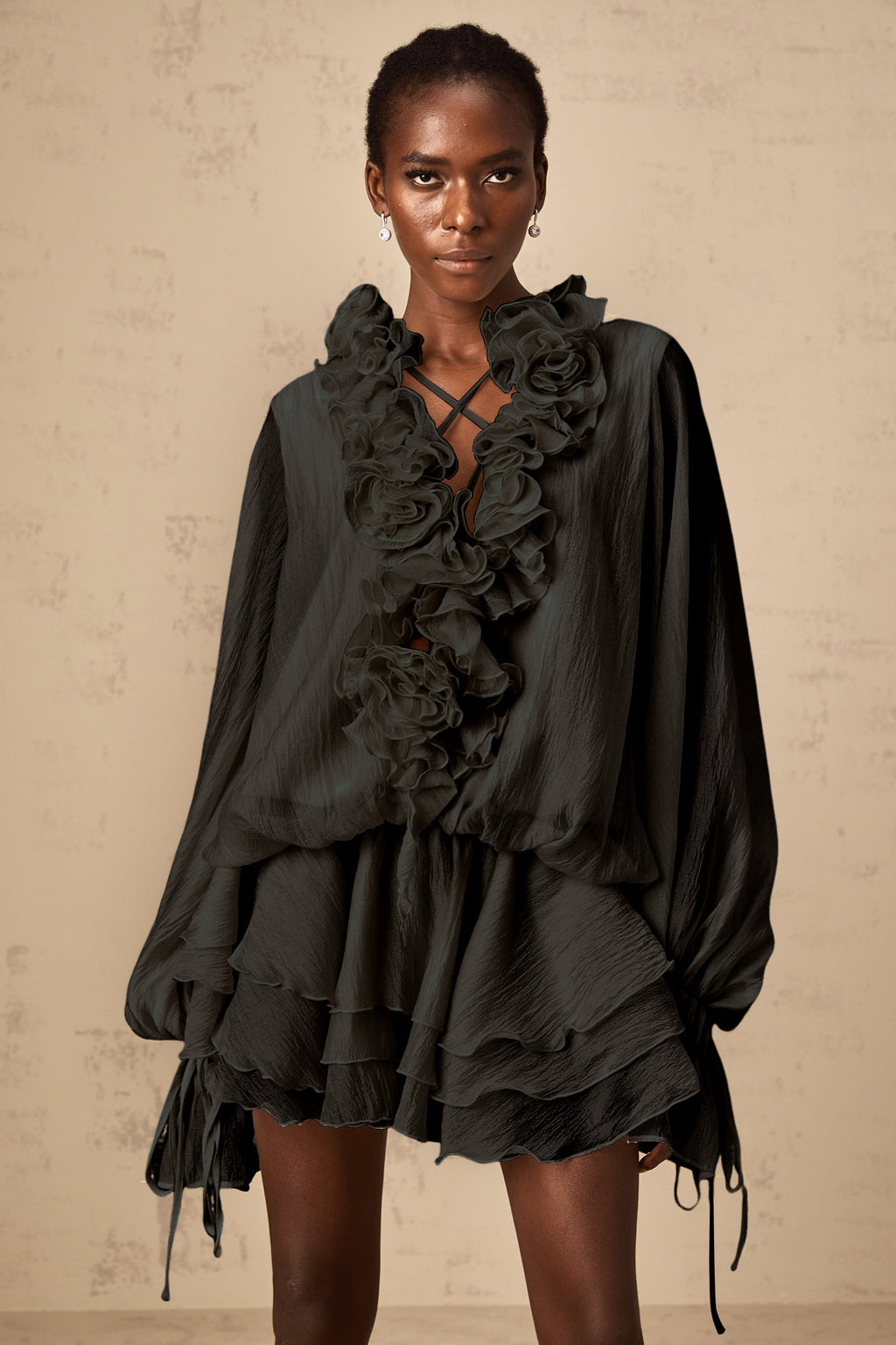 Vestido mini con apliques florales en negro de Zéphyrine, diseño de varias capas, estilo elegante y femenino.