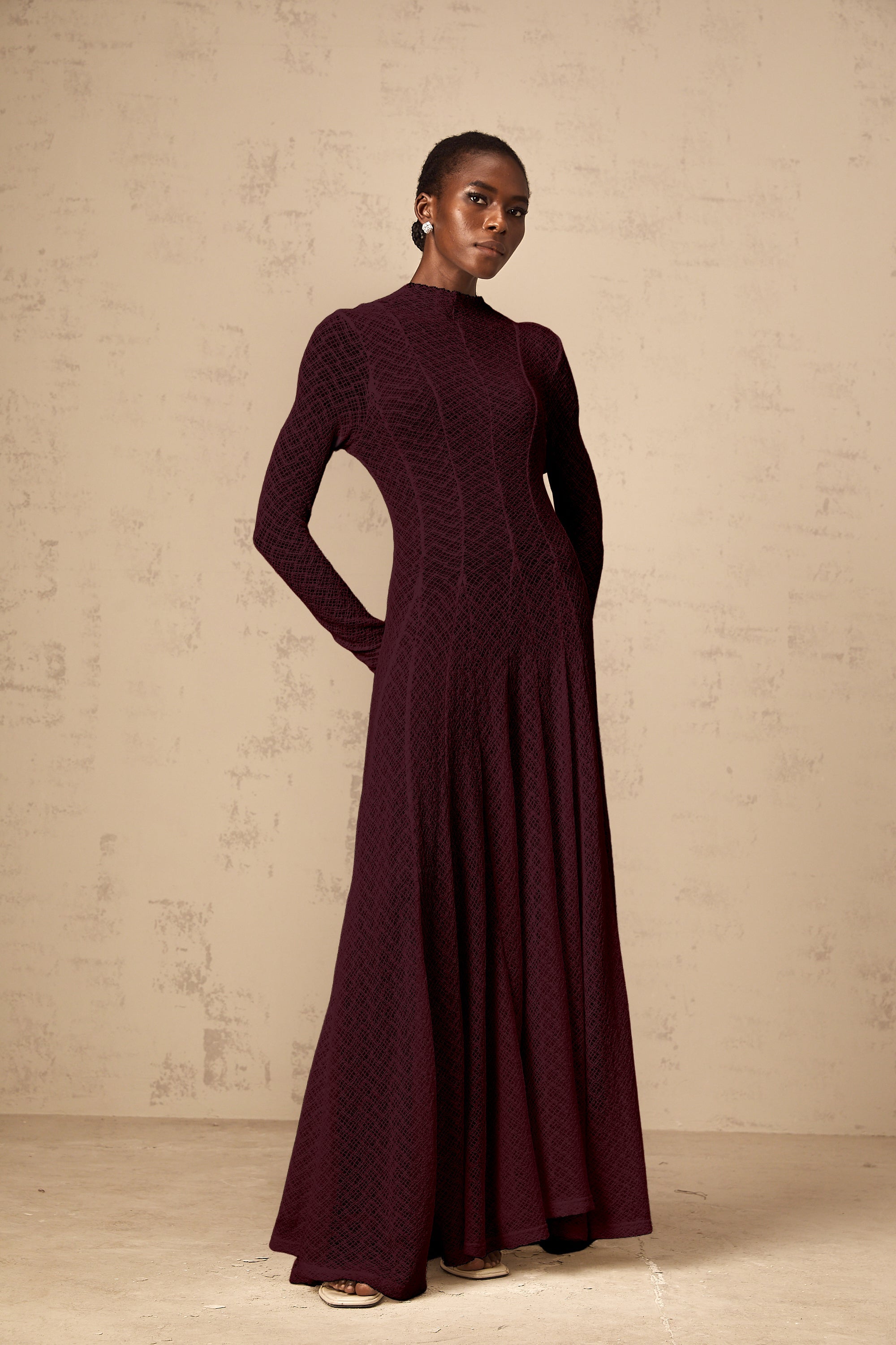 Vestido largo de encaje con patrón ondulado en rojo de la marca Final Sale, diseño maxi y elegante para ocasiones especiales.