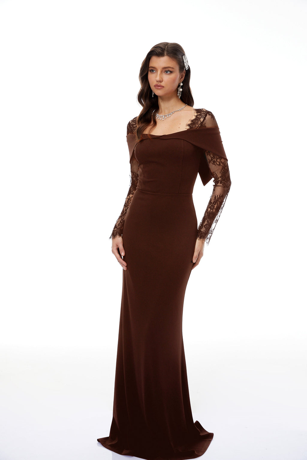 Vestido largo de novia Georgiana marrón con panel de encaje y falda acampanada, elegante y sofisticado.