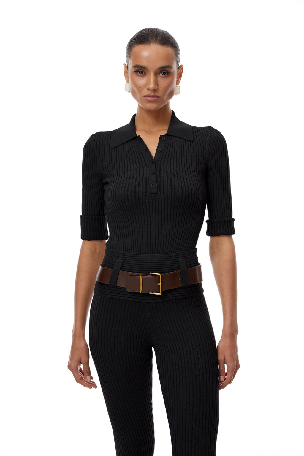 Conjunto de vestido ajustado y pantalones de punto de rayas negras de Bridal, muestra el tejido de punto y el estilo elegante.