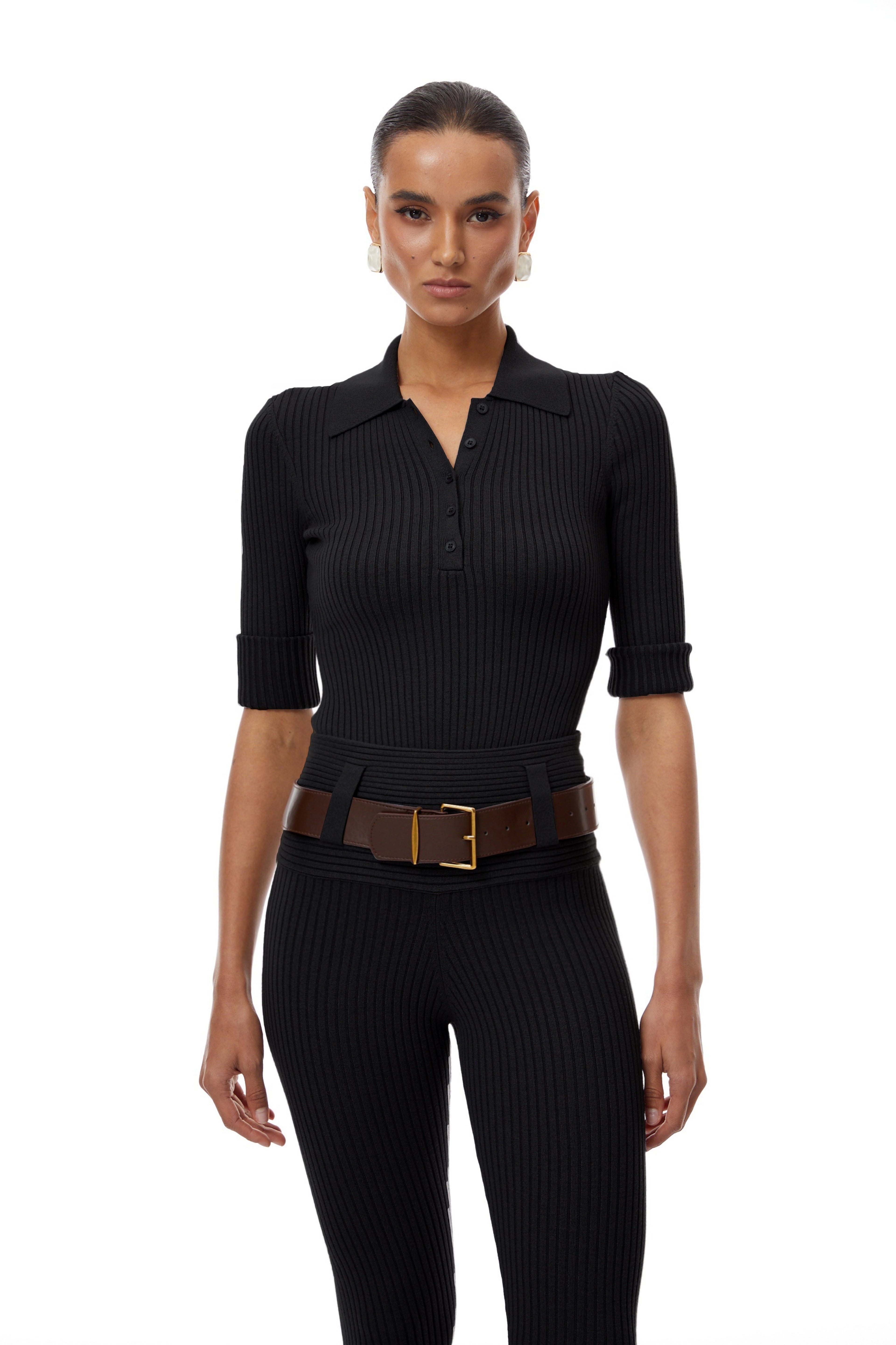 Conjunto de cuerpo y pantalones de punto acanalado negro de la marca Final Sale, vista de frente en la imagen.