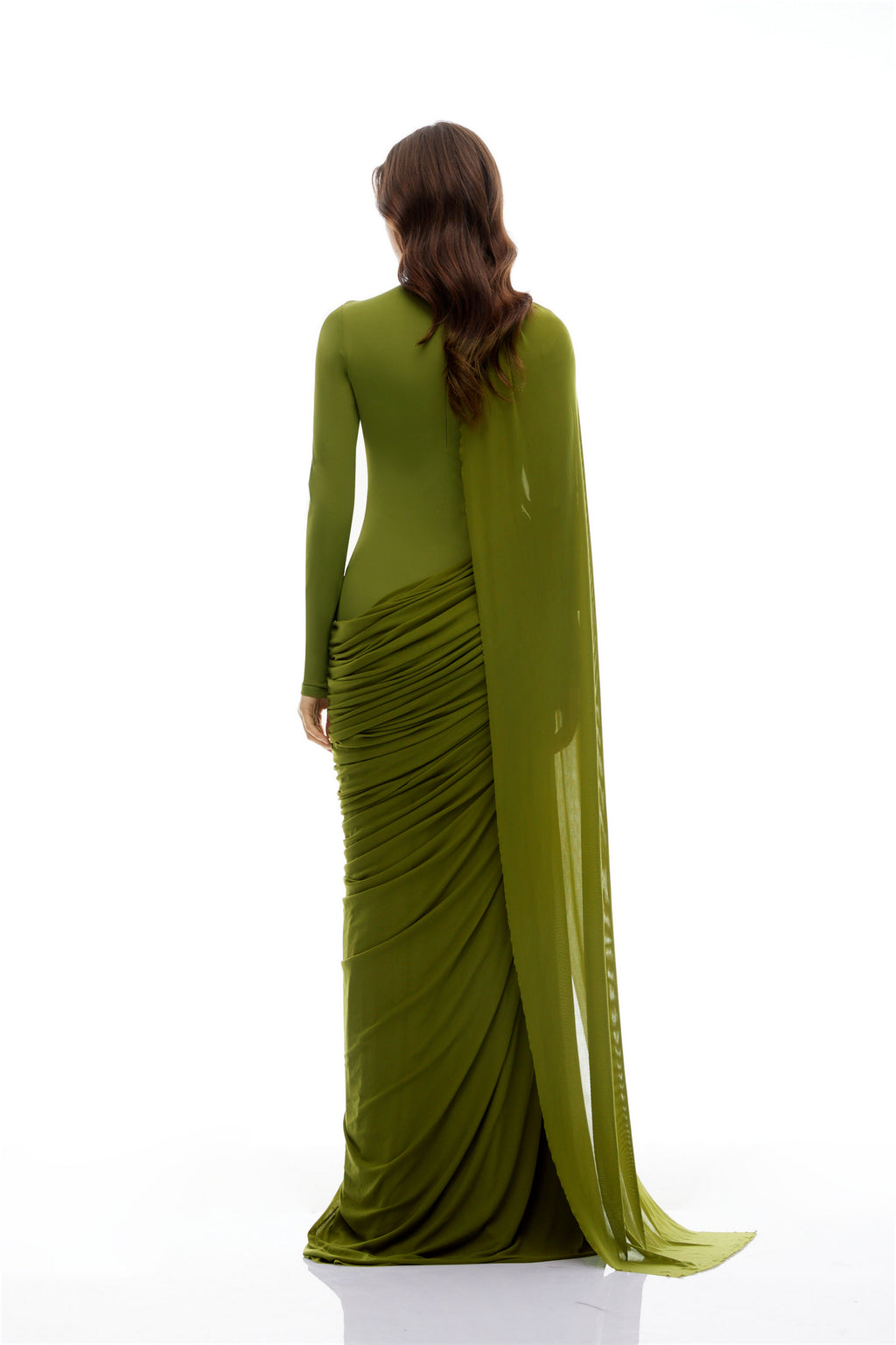 Vestido largo asimétrico de novia Emilia verde con lazos y drapeado, diseño elegante y femenino, vista frontal del vestido.