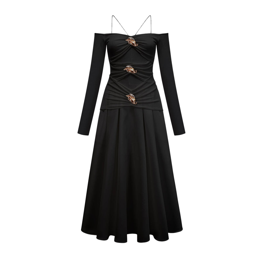 Vestido maxi negro de manga larga y hombros descubiertos de la marca Final Sale, con paneles y diseño elegante.