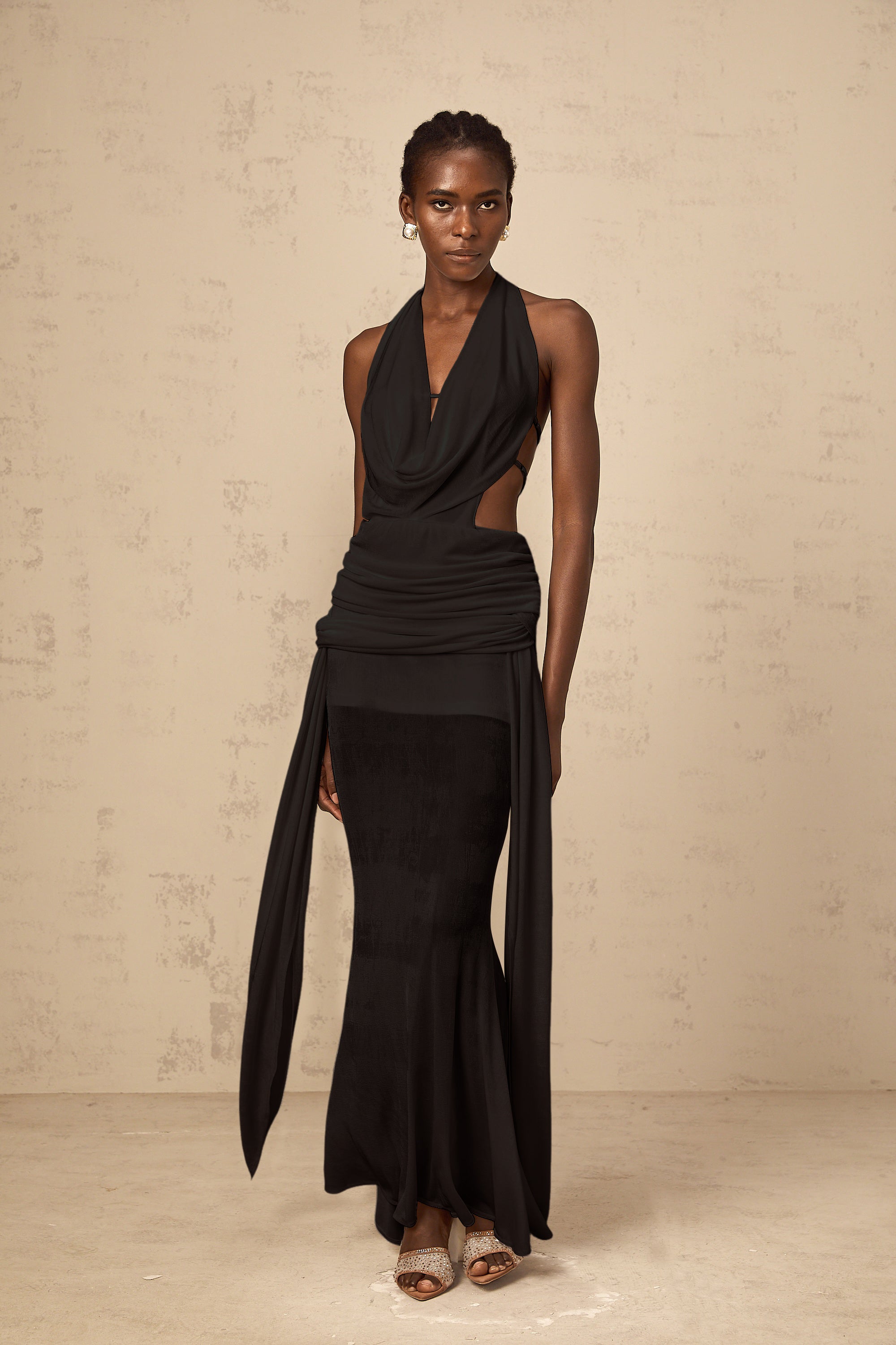 Vestido maxi negro sin mangas y sin espalda de Déotille, estilo halter y elegante para ocasiones especiales.
