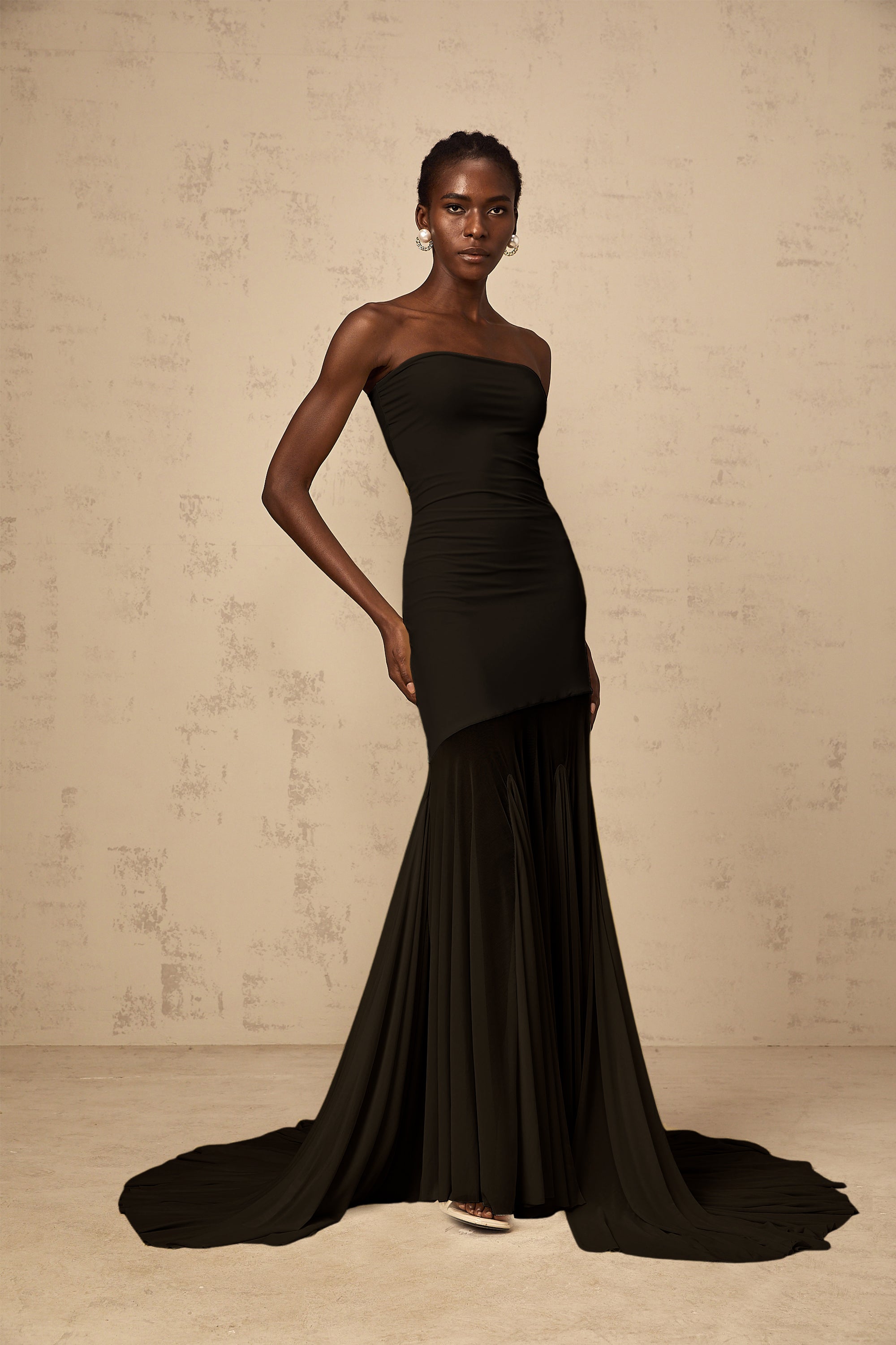 Vestido largo de tul negro con escote en los hombros, de la marca Final Sale, diseño transparente y elegante para ocasiones especiales.