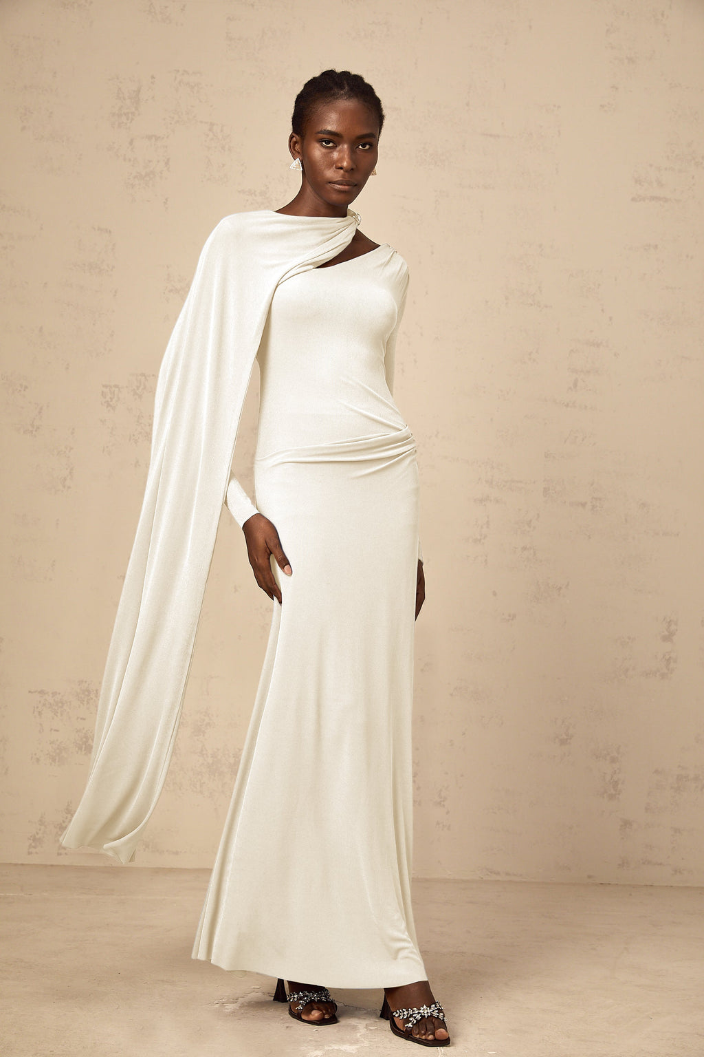Vestido largo maxi Josette White con falda ajustada y diseño diagonal, ideal para ocasiones elegantes, en color blanco.