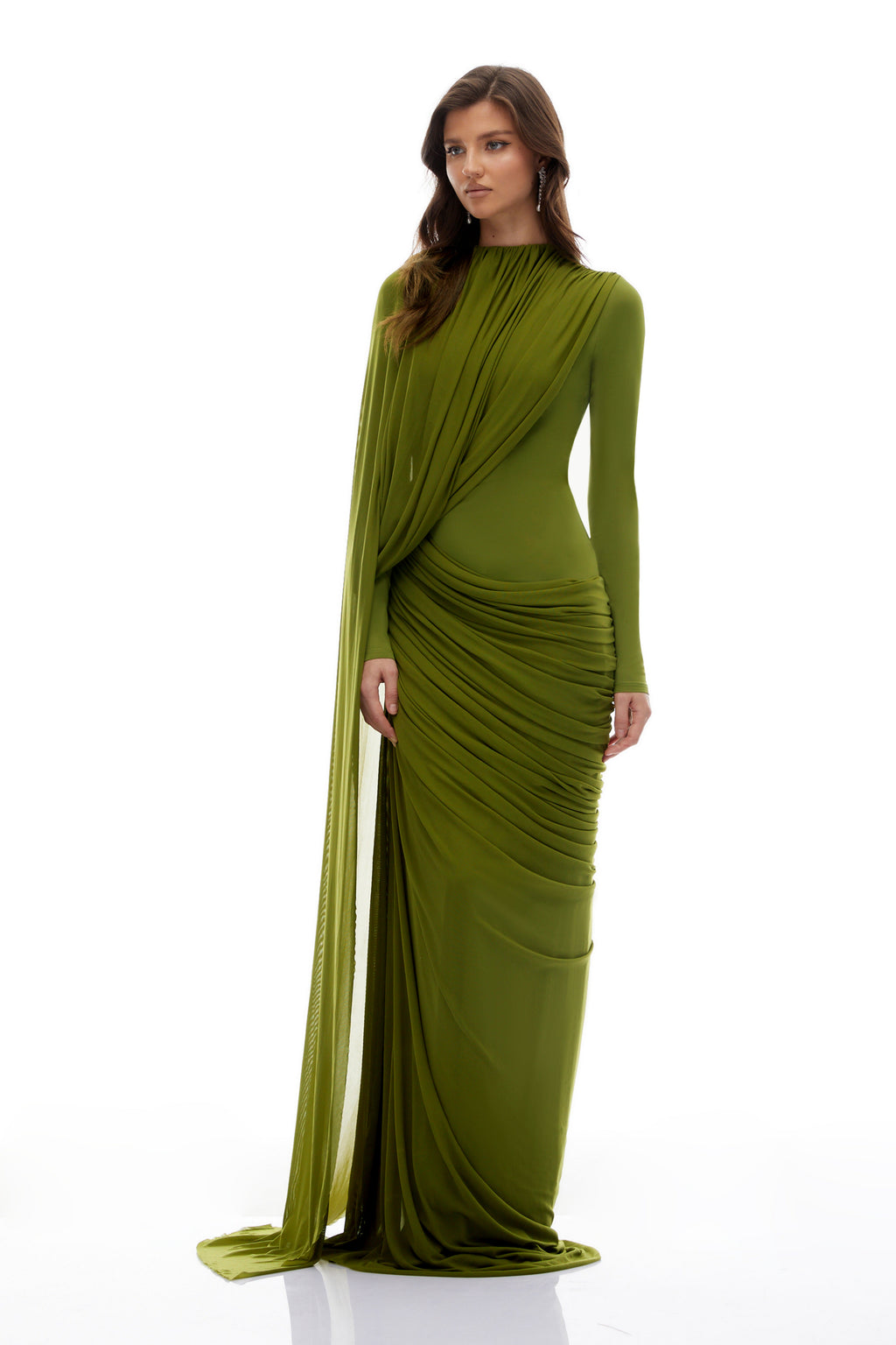 Vestido largo maxi asimétrico Bridal Emilia en verde con lazo drapeado y diseño elegante.