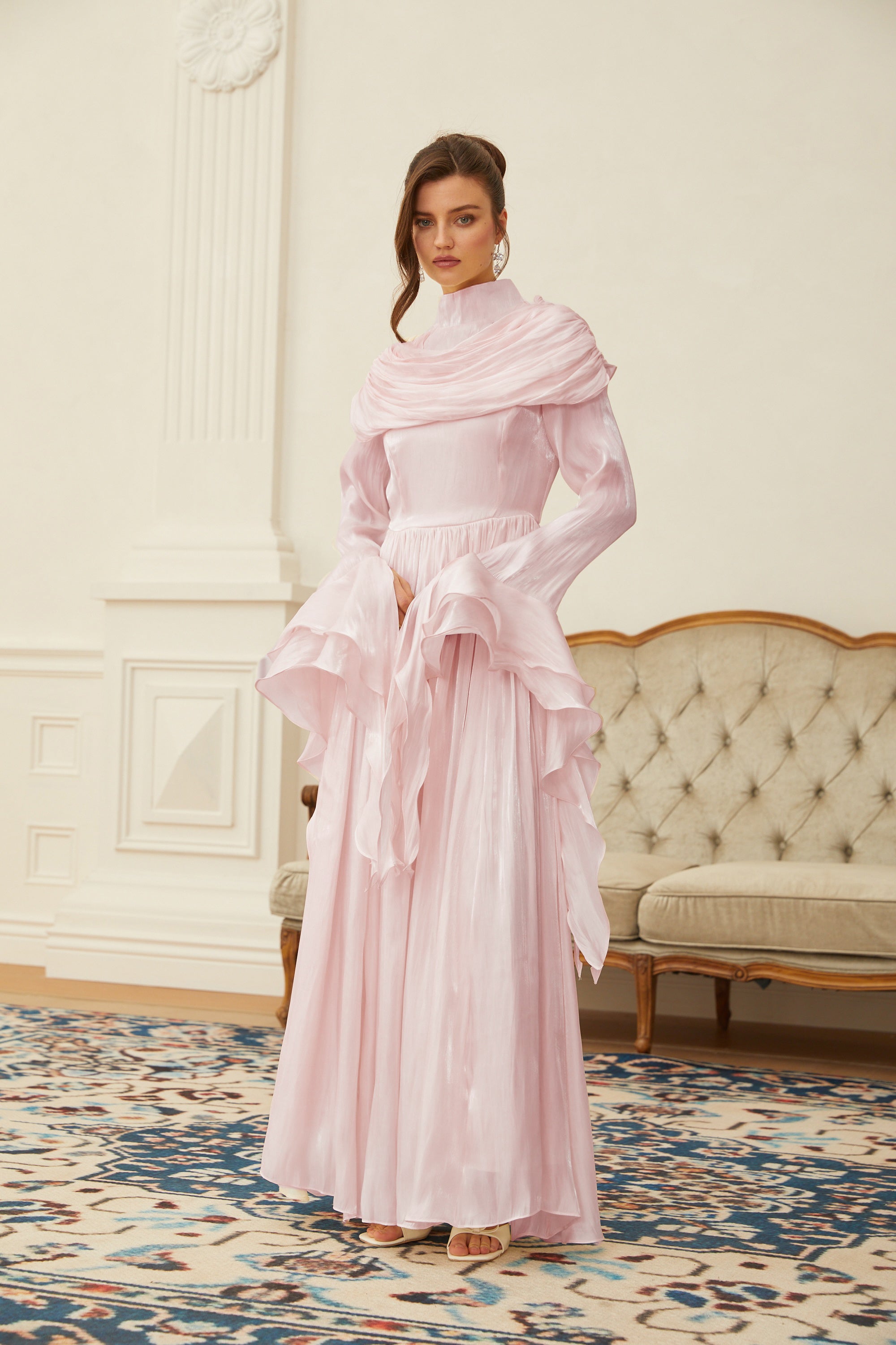 Vestido largo rosa Danuta con fruncido y pliegues, diseño elegante y fluido para ocasiones especiales.