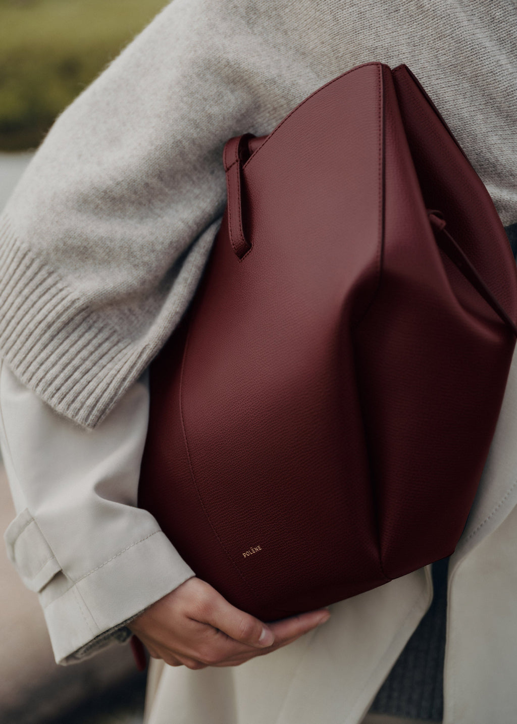 Bolso de mano Polène Cyme en piel granulada de cereza negra, diseño elegante y acabado texturizado.