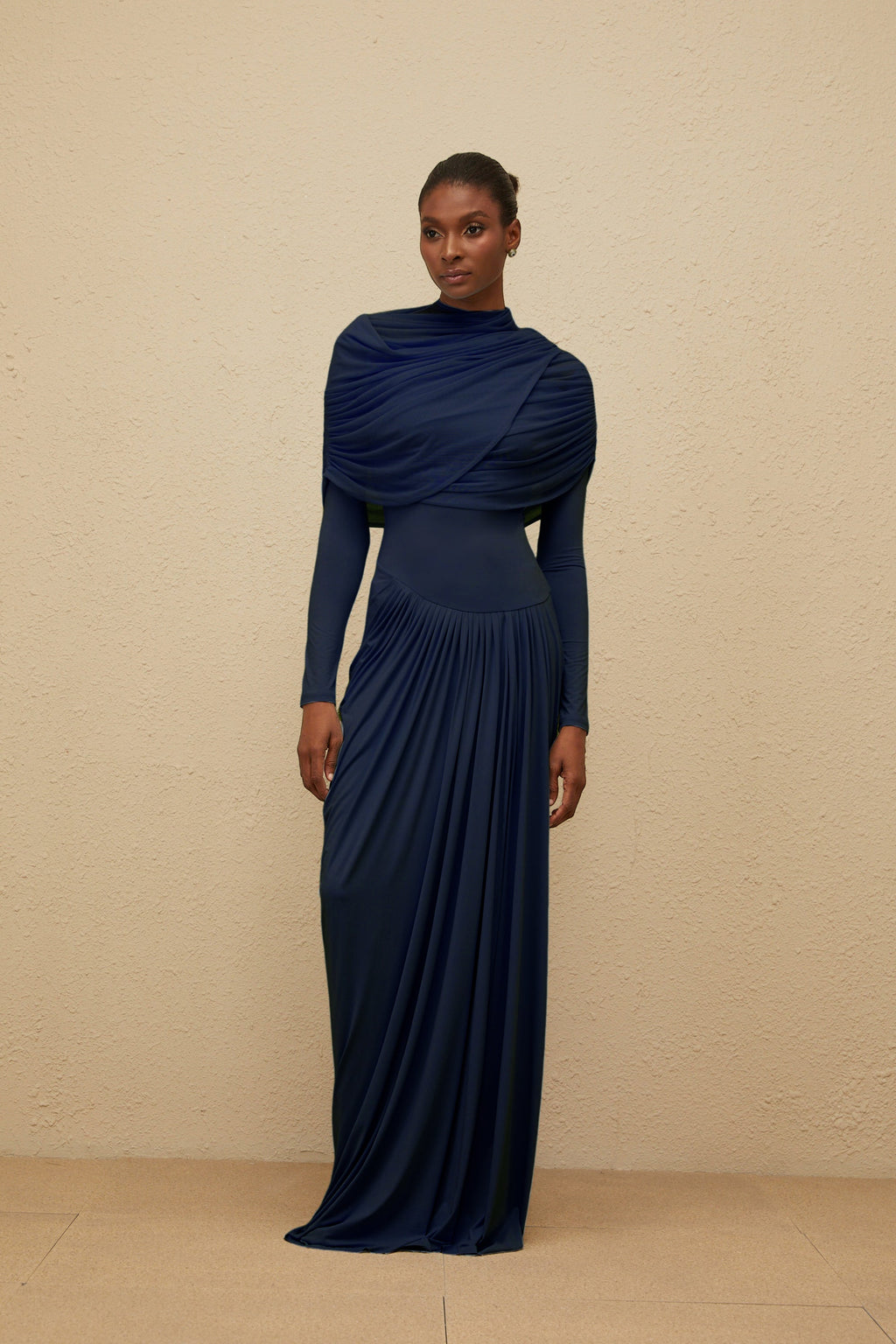 Vestido largo asimétrico en azul marino con pliegues y mangas largas, de la marca Final Sale, estilo maxi y elegante.