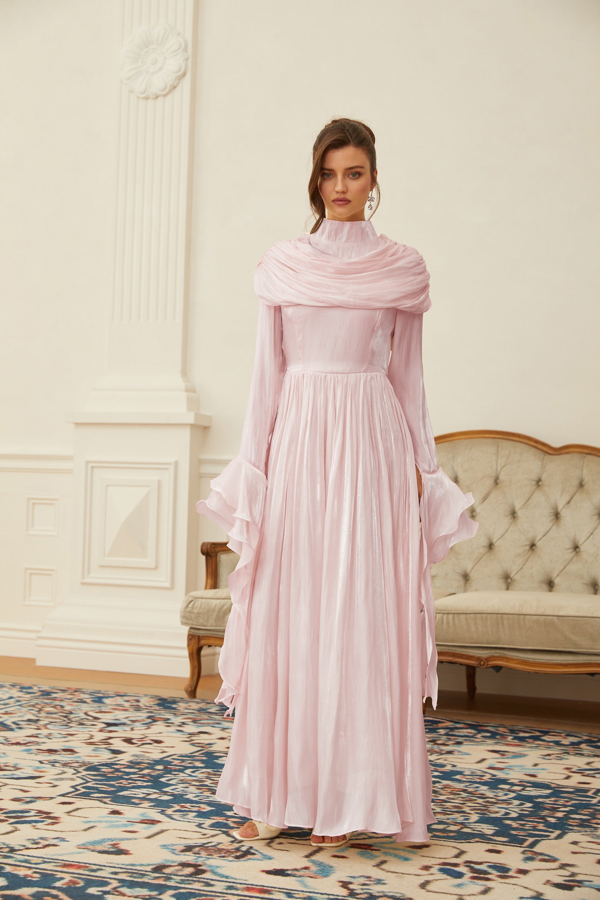 Vestido largo rosa Danuta con fruncido y plisado, estilo maxi, de la marca Final Sale, en vista frontal.