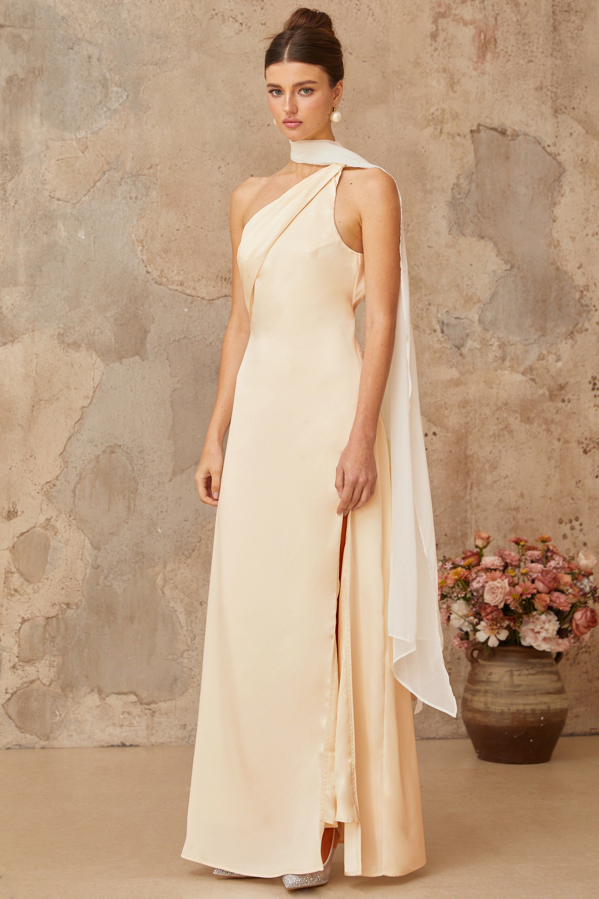 Vestido maxi de satén en diseño neutral Thérèse, con bufandas, estilo elegante y fluido, de la marca Final Sale.
