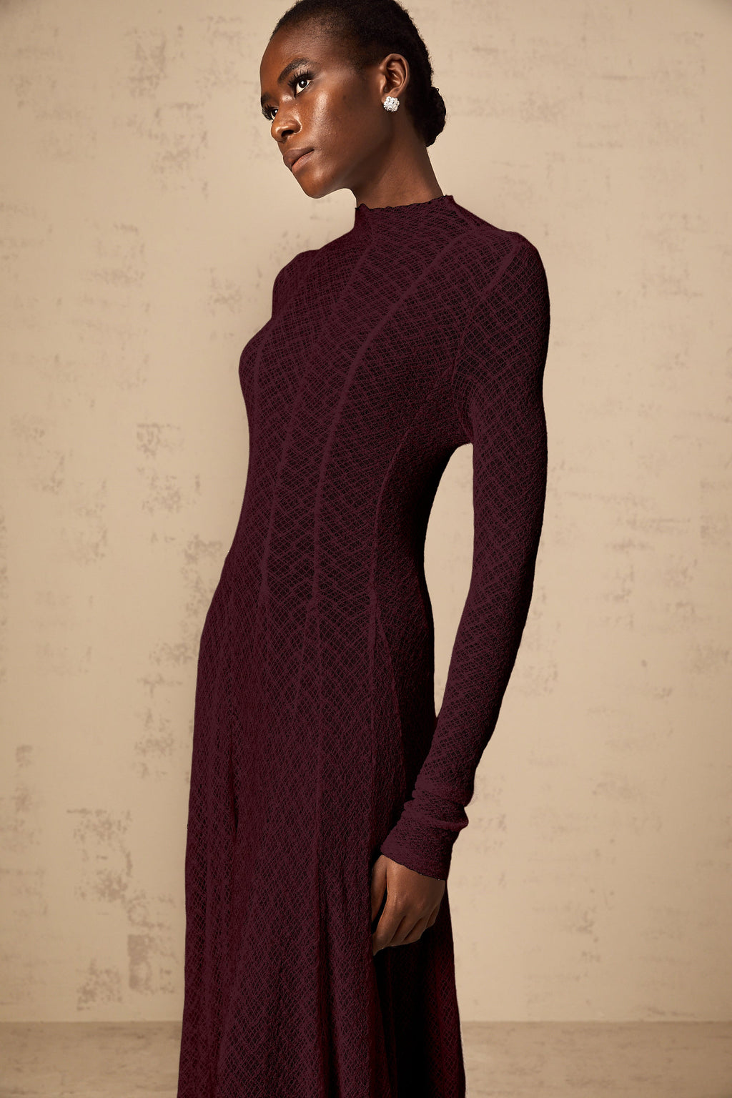 Vestido largo de encaje con patrón ondulado en color rojo de la marca Final Sale, estilo maxi y diseño elegante.