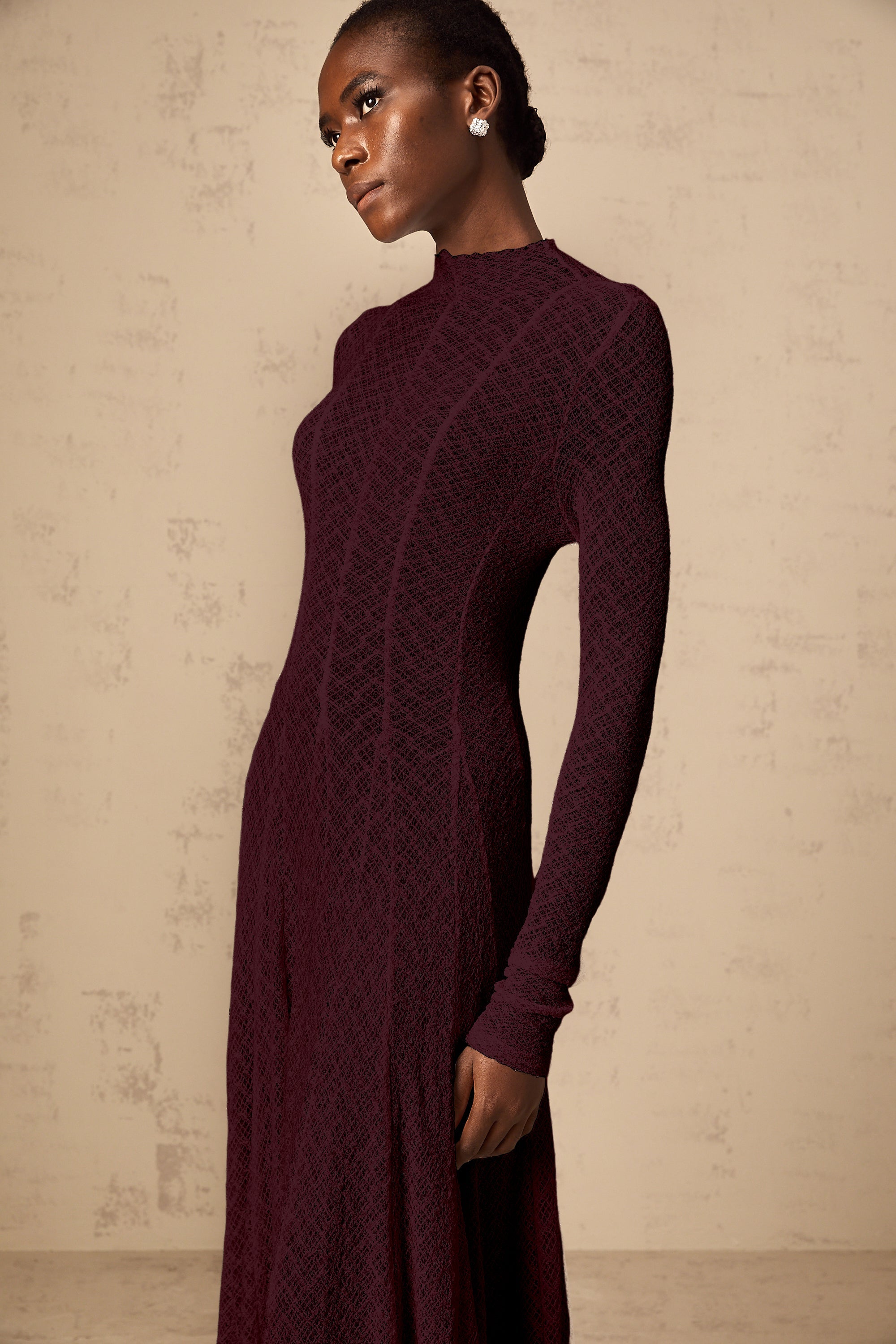 Vestido largo de encaje con patrón ondulado en color rojo de la marca Final Sale, estilo maxi y diseño elegante.