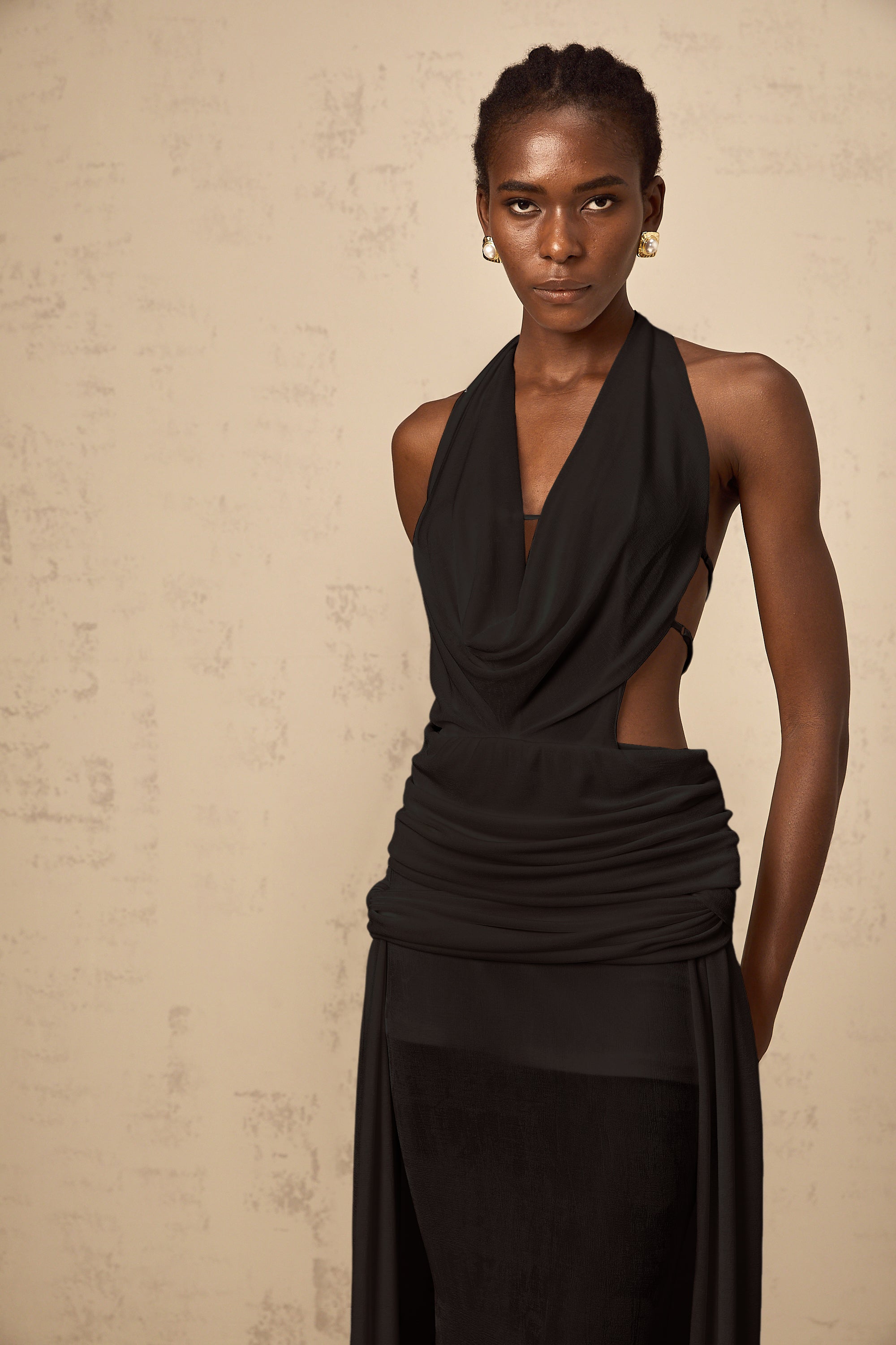 Vestido maxi negro sin espalda y con escote halter en estilo final de venta, diseñado por Final Sale.