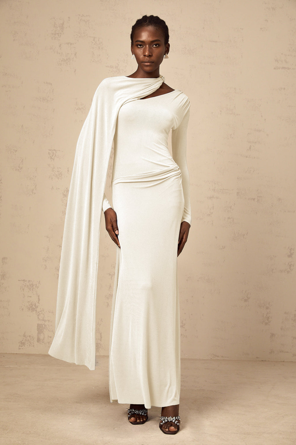 Vestido maxi ajustado blanco Josette con chal diagonal de Final Sale, elegante y moderno para ocasiones especiales.