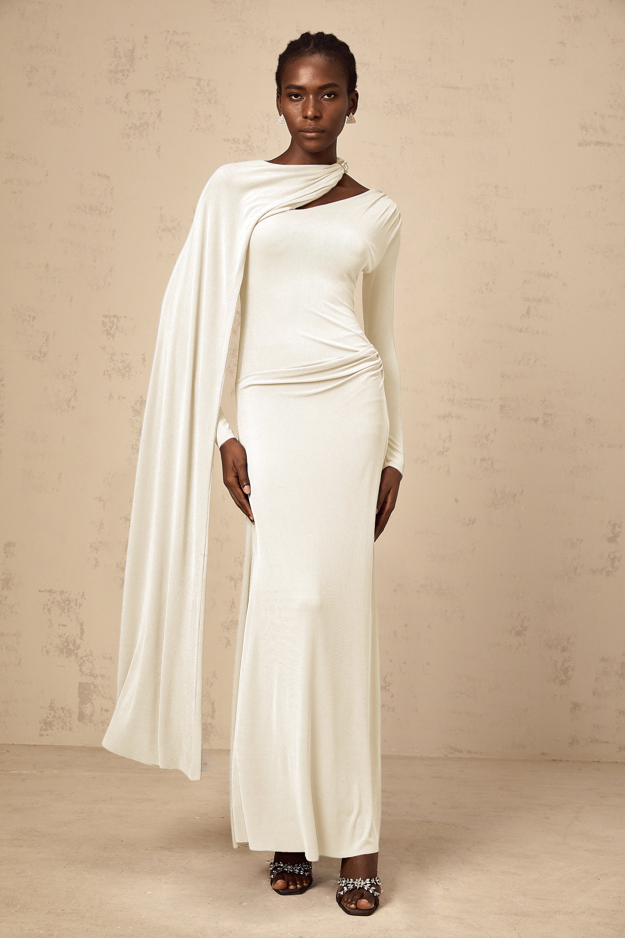 Vestido maxi ajustado blanco Josette con chal diagonal de Final Sale, elegante y moderno para ocasiones especiales.