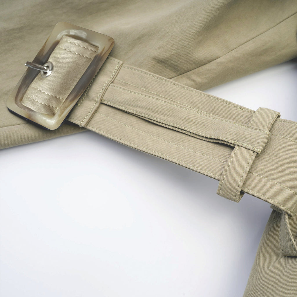 Abrigo trench con cinturón de la marca Bridal, color beige, con cinturón a la cintura y diseño clásico, vista frontal en la imagen.