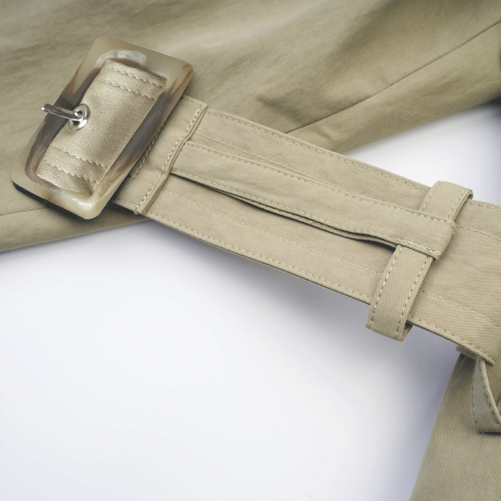 Abrigo trench con cinturón de la marca MRNewyork, diseño clásico y elegante en color neutro, con cinturón en la cintura.