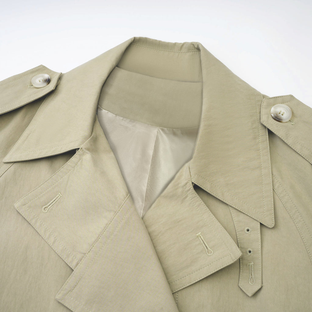 Abrigo trench con cinturón de la marca Bridal, de color beige, con solapa clásica y cinturón en la cintura, vistoso y elegante.