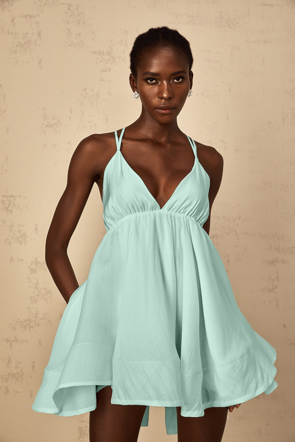 Vestido corto verde Quincie de Final Sale con detalles fruncidos y volantes, estilo mini y diseño femenino.